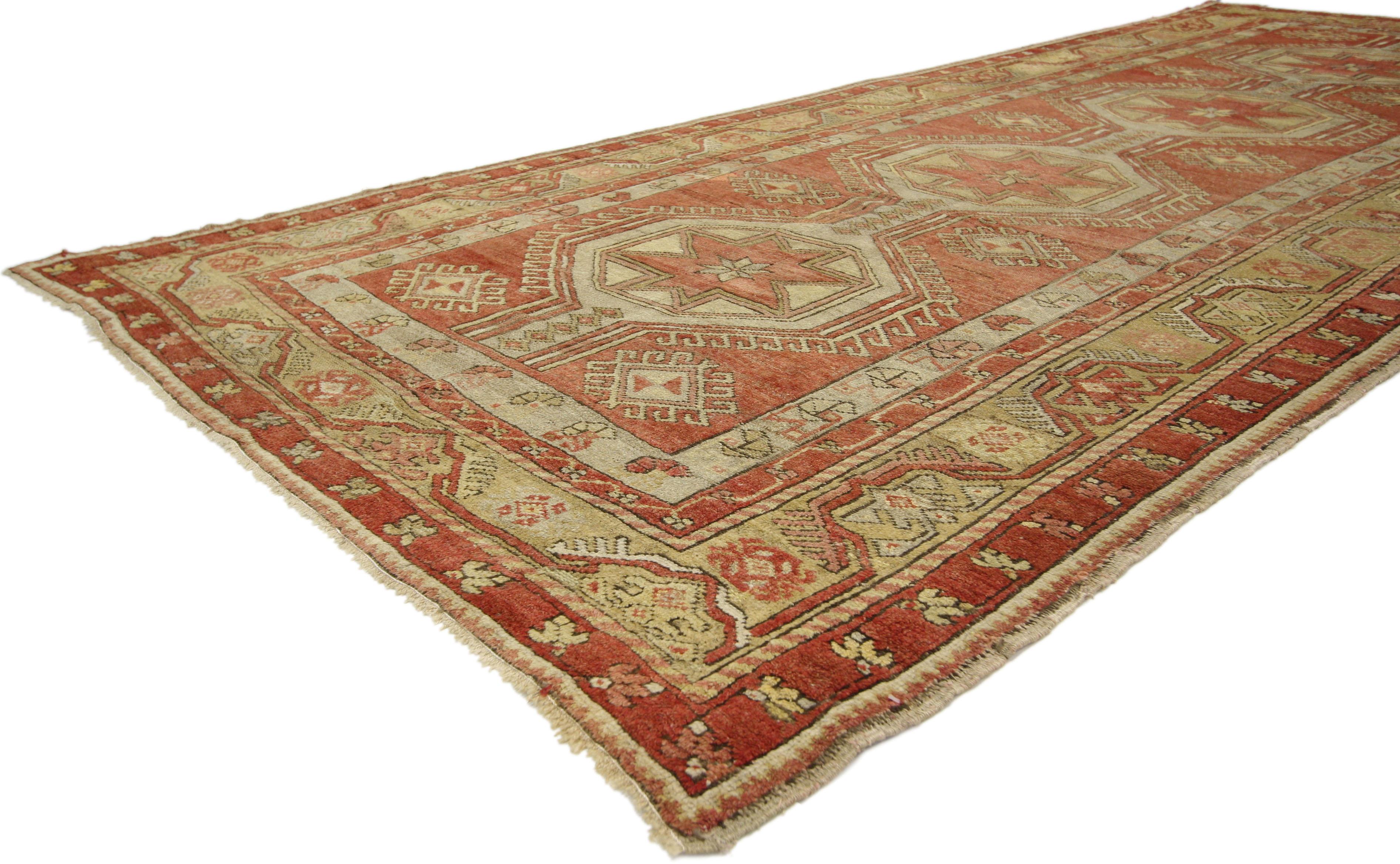 73879 Vintage Turkish Oushak Gallery Rug, Wide Hallway Runner 05'05 x 12'10. Dieser alte türkische Oushak-Teppichläufer bringt einige der feineren und wichtigeren Punkte der traditionellen türkischen Designelemente schön zur Geltung. Mit einer Reihe
