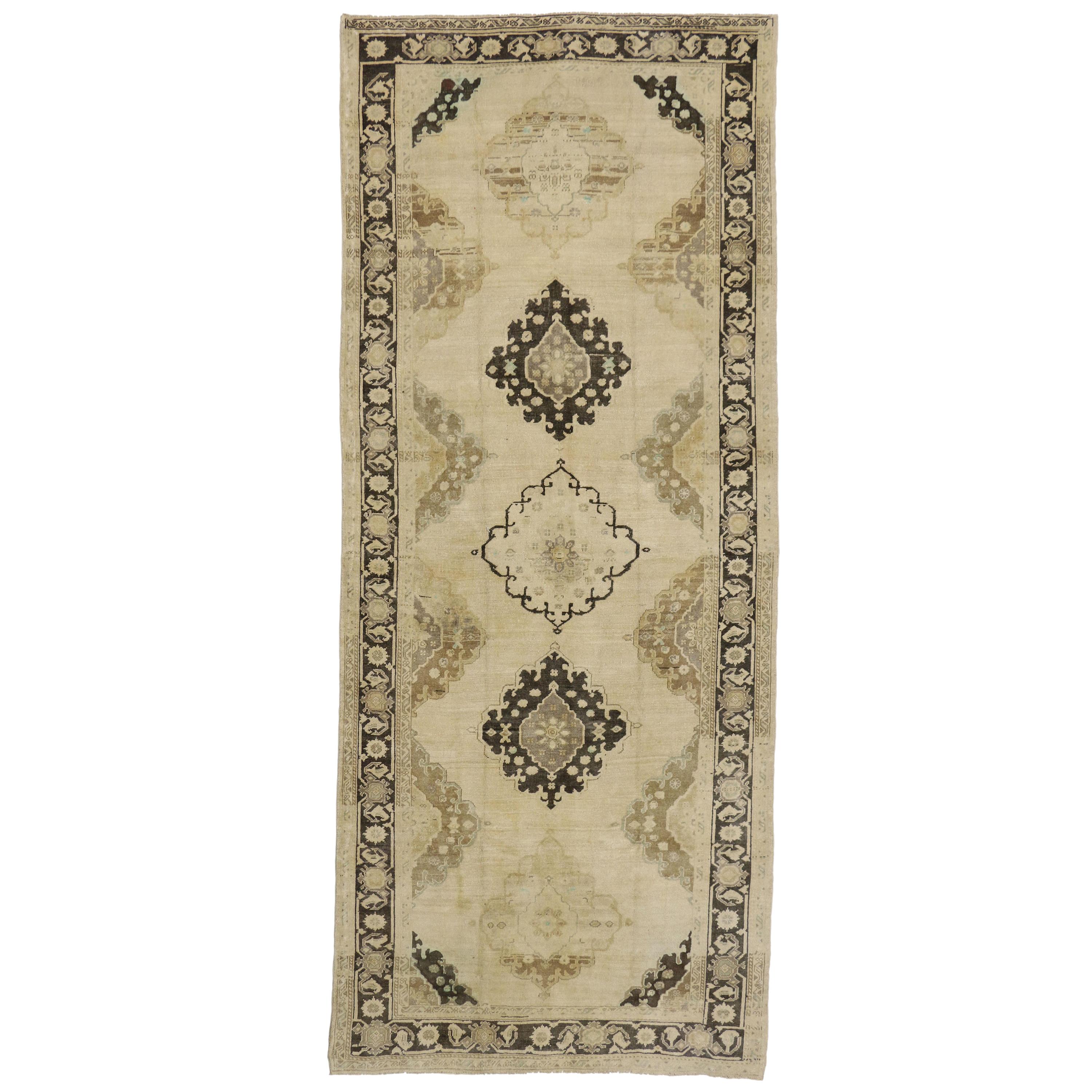 Alfombra turca vintage Oushak Gallery, Pasillo ancho