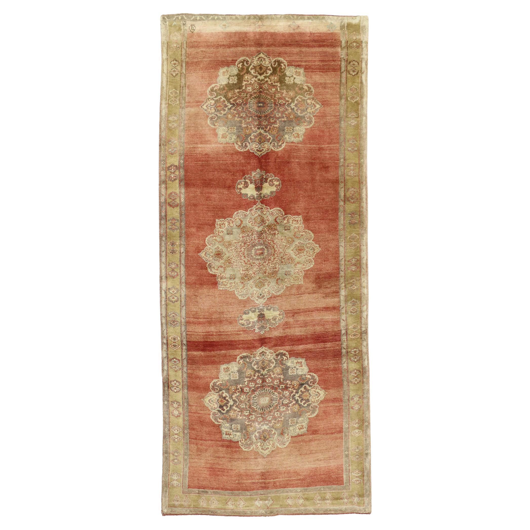 Tapis turc Oushak des années 1950 avec style traditionnel