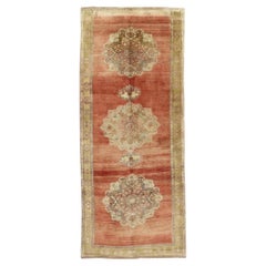 Tapis turc Oushak des années 1950 avec style traditionnel