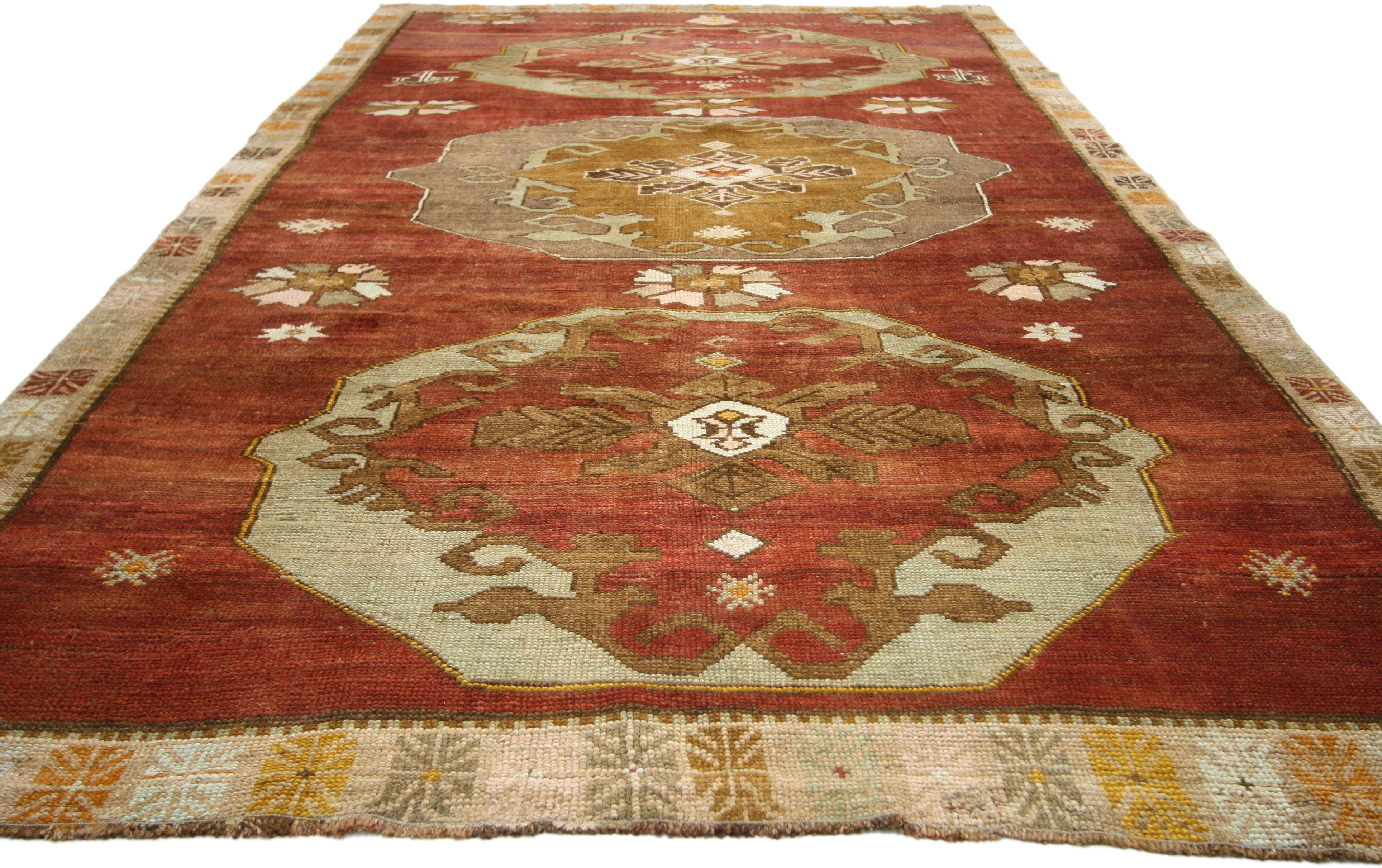 Vintage Turkish Oushak Gallery Rug with Jacobean or Tudor Style In Good Condition For Sale In Dallas, TX