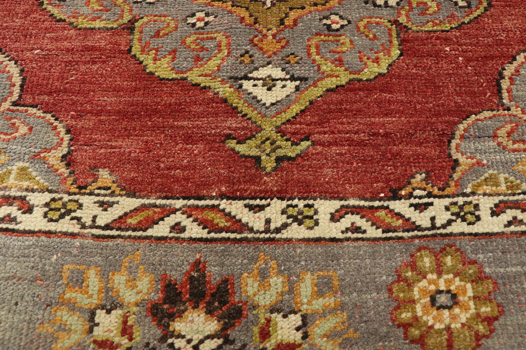 Noué à la main Tapis de galerie turc vintage Oushak avec motif jacobéen, large tapis de couloir de couloir en vente
