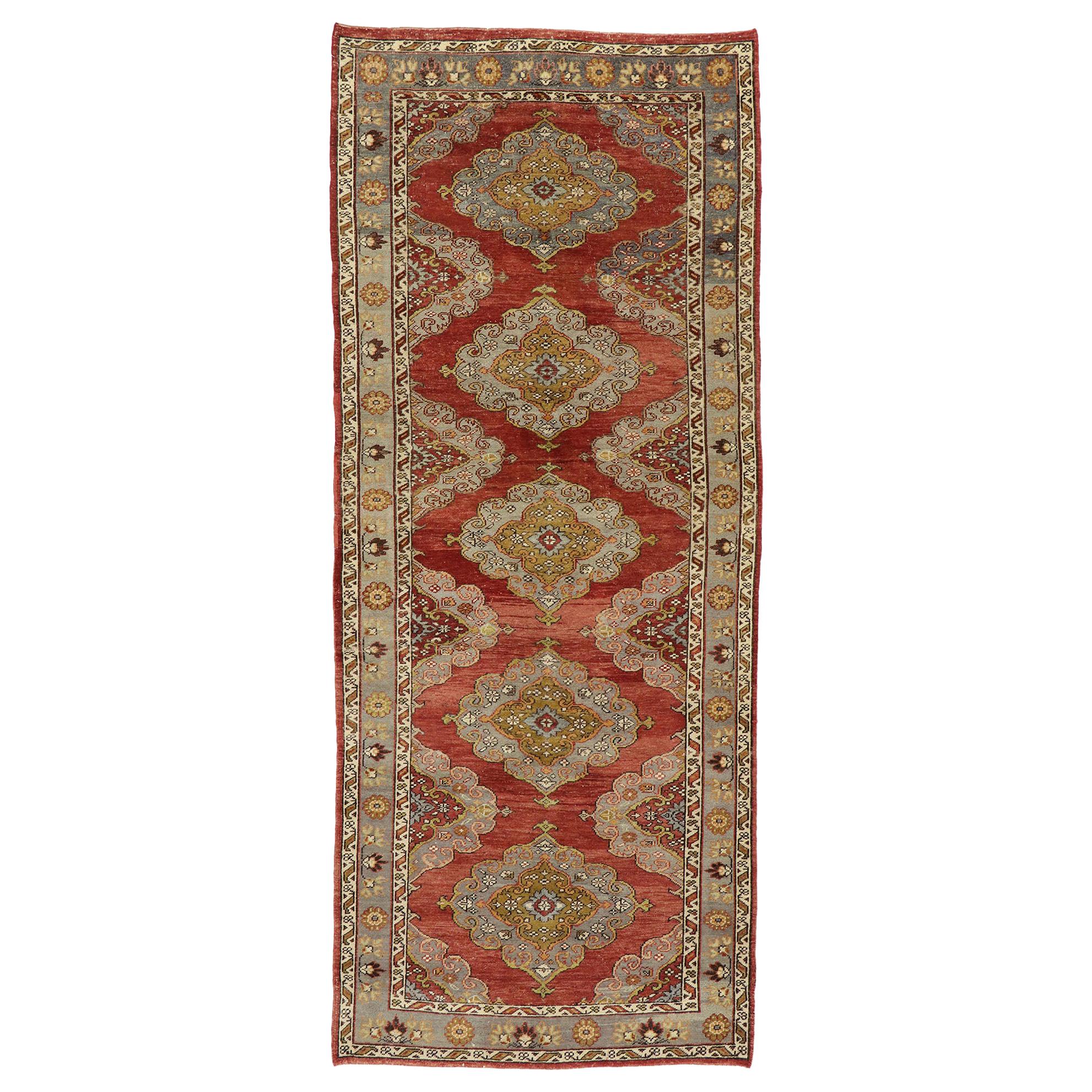 Tapis de galerie turc vintage Oushak avec motif jacobéen, large tapis de couloir de couloir en vente