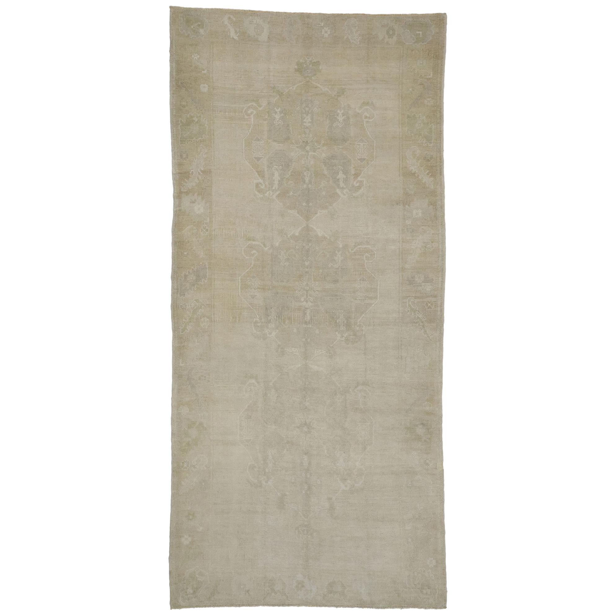 Tapis d'Oushak Gallery turc de style rustique et couleurs neutres