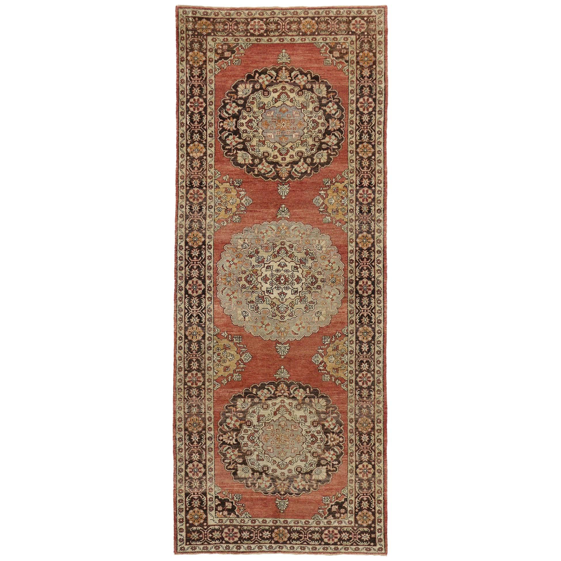 Tappeto vintage turco Oushak Gallery con stile tradizionale, runner per corridoio