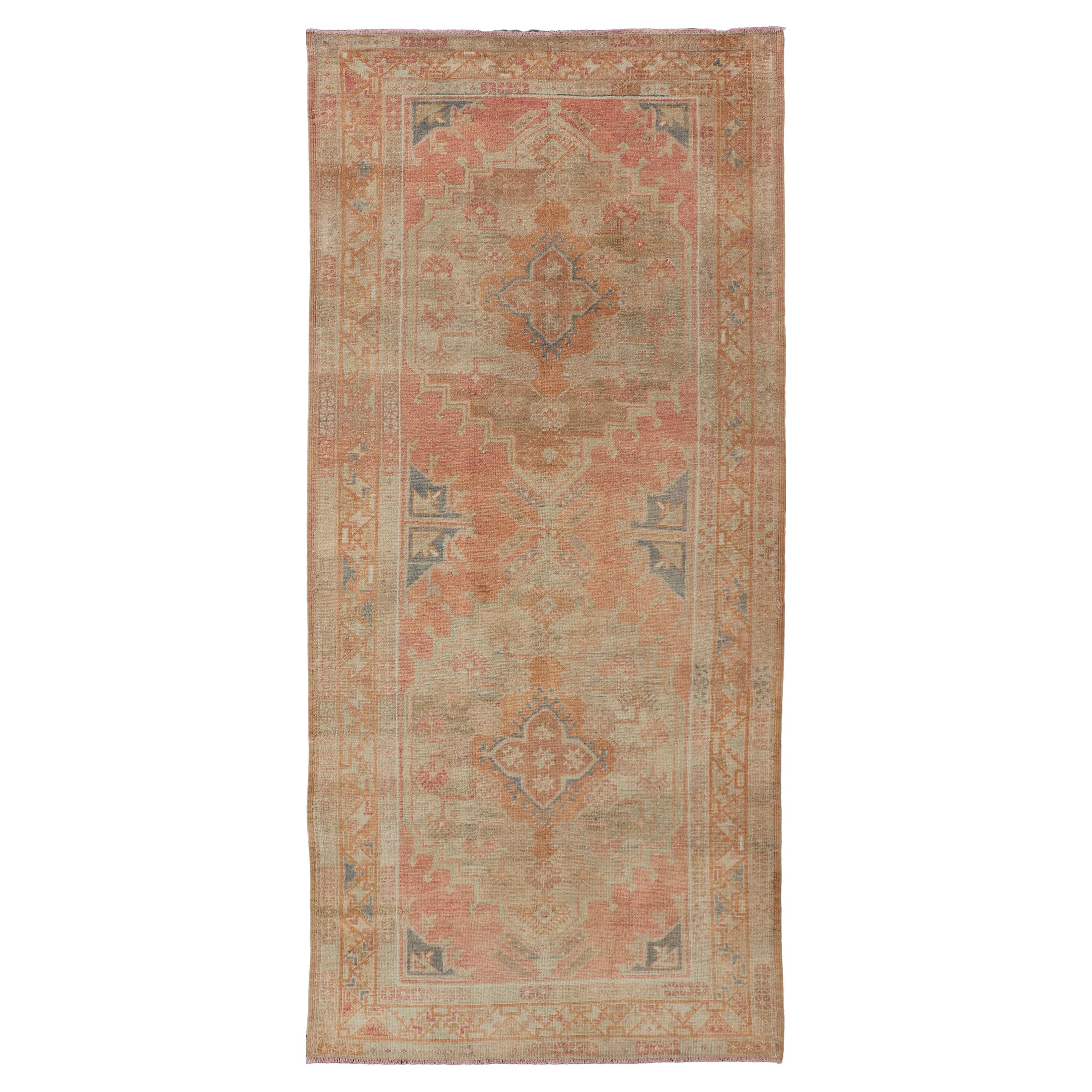 Türkischer Oushak-Galerie-Teppich im Vintage-Stil mit Stammesmedaillon-Design in Rot