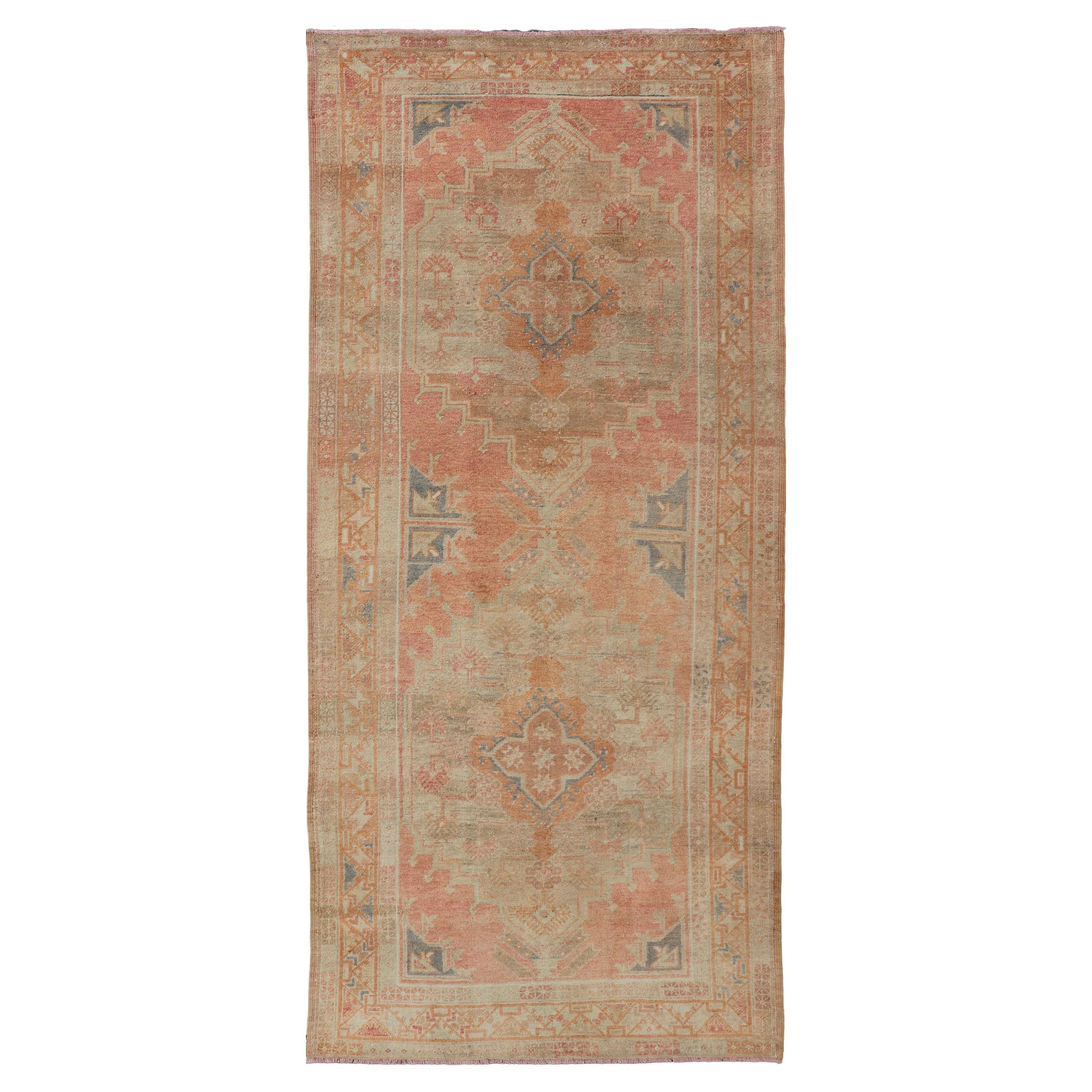 Tappeto vintage turco Oushak Gallery con disegno a medaglione tribale rosso variegato