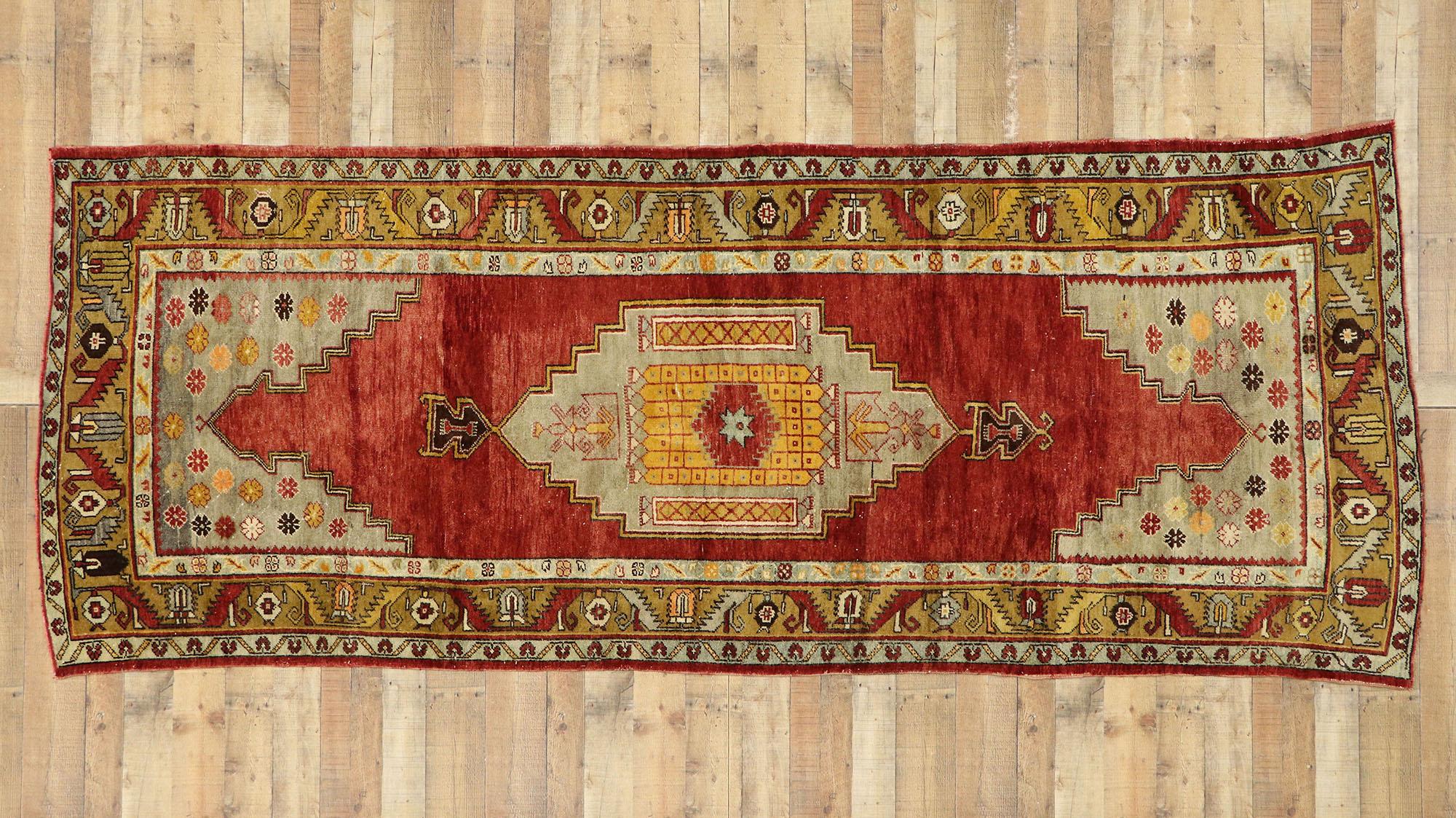Tapis d'Oushak Gallery turc vintage avec large tapis de couloir de style Tudor en vente 1