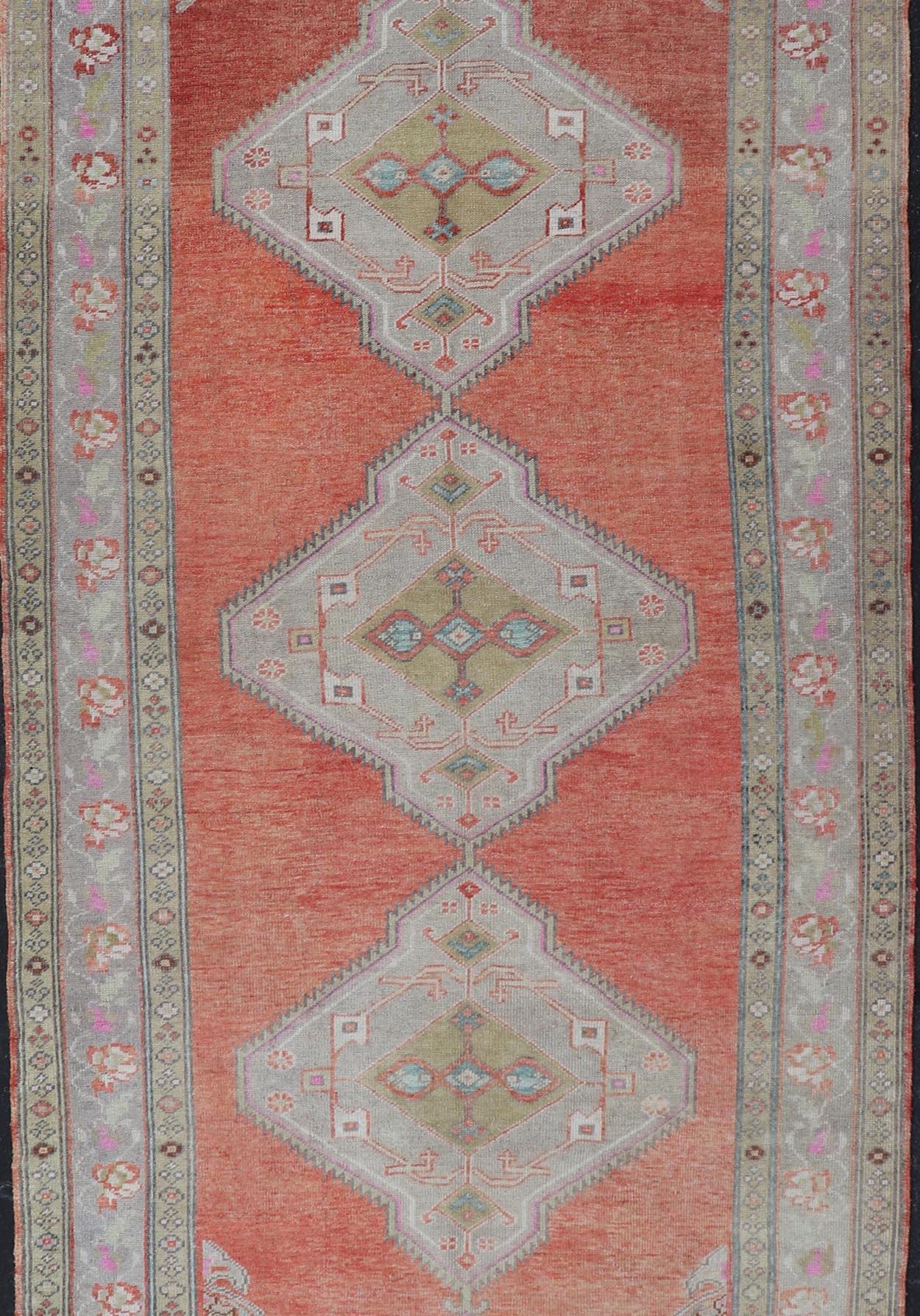 20ième siècle Tapis de corail turc Oushak Gallery en gris, vert, lavande, jaune en vente