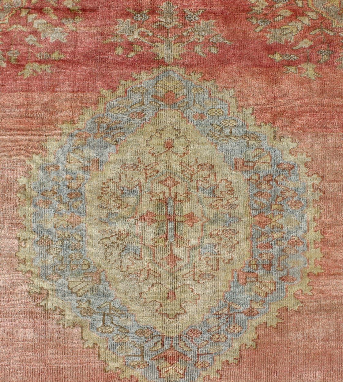 Runner turco d'epoca Oushak Gallery in rosa, arancione, grigio, blu e panna in vendita 3