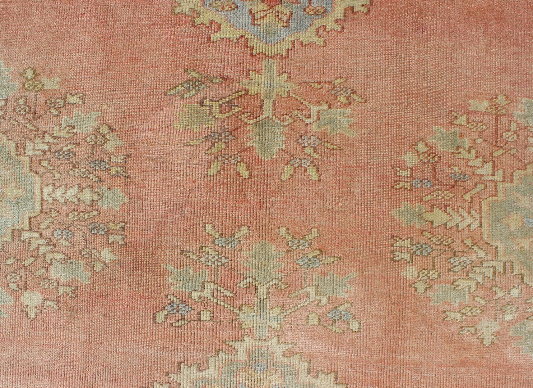 Runner turco d'epoca Oushak Gallery in rosa, arancione, grigio, blu e panna in vendita 1