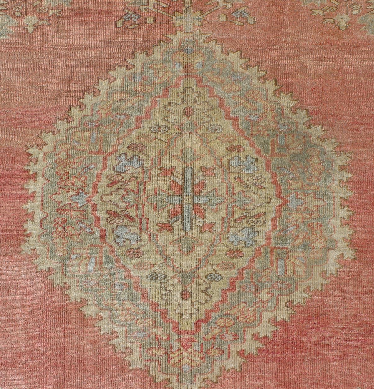 Runner turco d'epoca Oushak Gallery in rosa, arancione, grigio, blu e panna in vendita 2