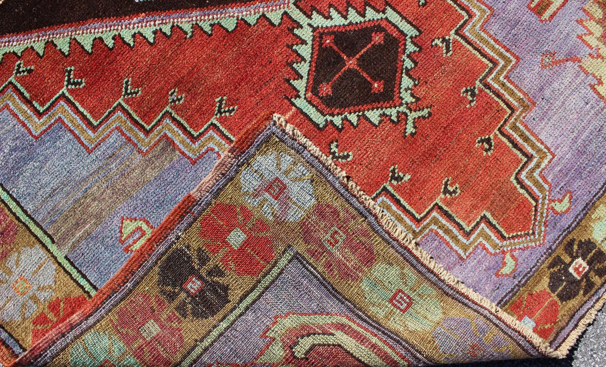 Traves de Mesa Turco Oushak Vintage con Campo Rojo y Verde 4'4 x 11'10 Anudado a mano en venta