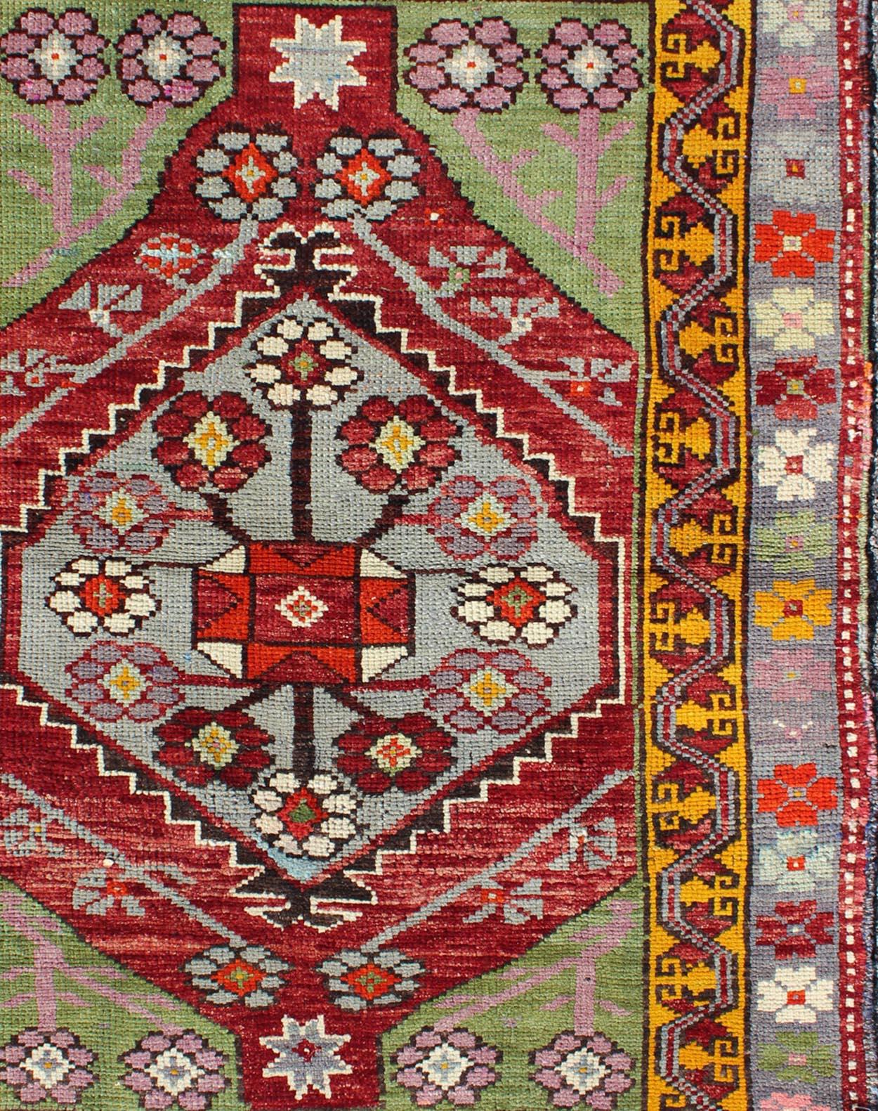 Vintage Türkisch Oushak Galerie Läufer mit Bold Rot, Lavendel, Grün 3'1 x 4'3 (Handgeknüpft) im Angebot