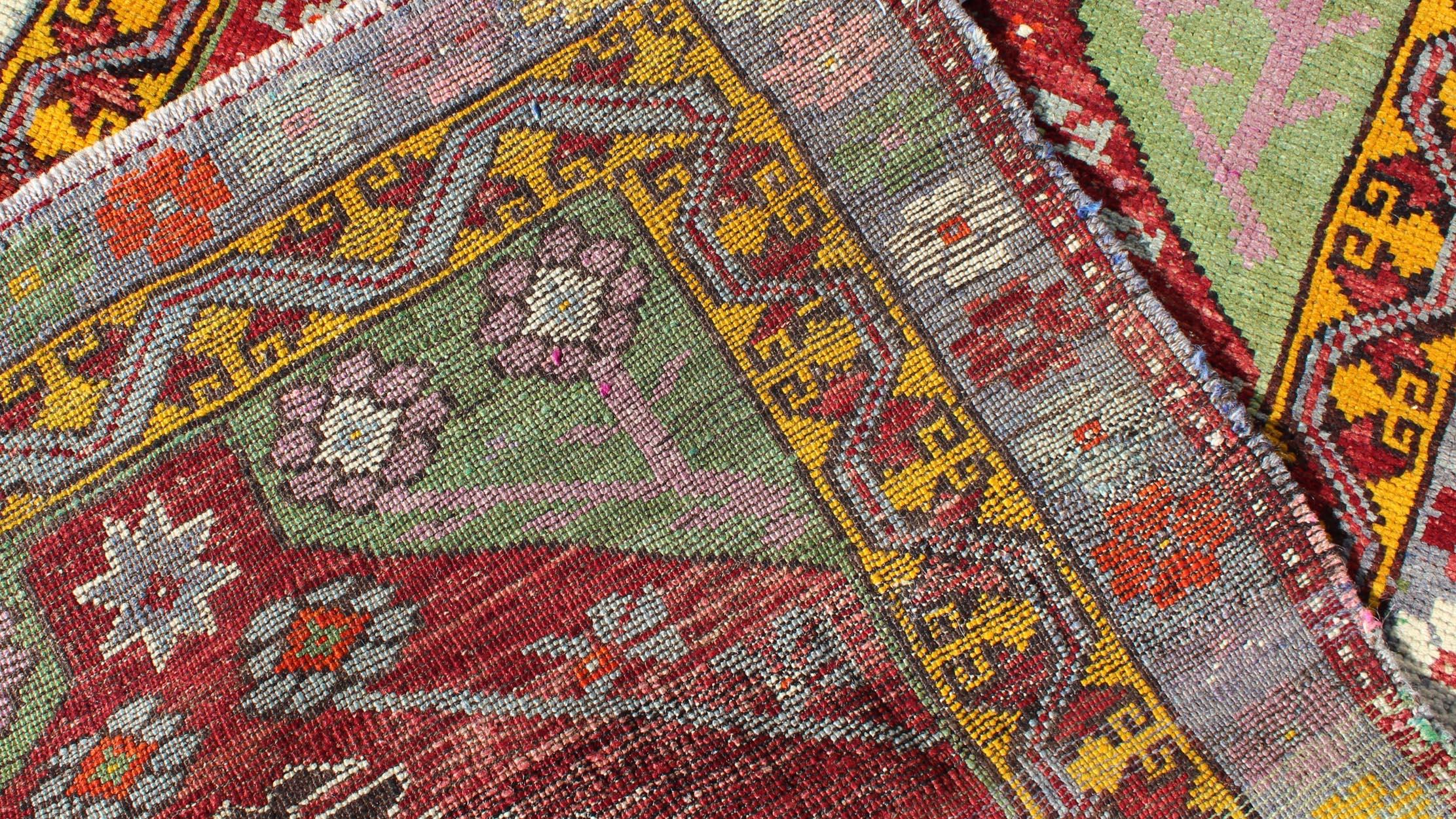 Vintage Türkisch Oushak Galerie Läufer mit Bold Rot, Lavendel, Grün 3'1 x 4'3 im Zustand „Gut“ im Angebot in Atlanta, GA