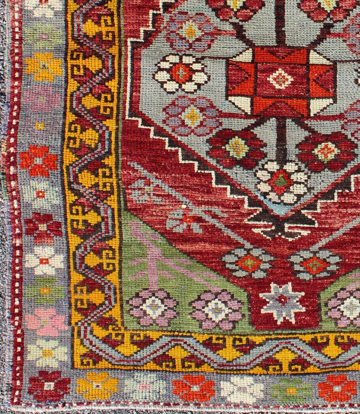 Vintage Türkisch Oushak Galerie Läufer mit Bold Rot, Lavendel, Grün 3'1 x 4'3 (20. Jahrhundert) im Angebot