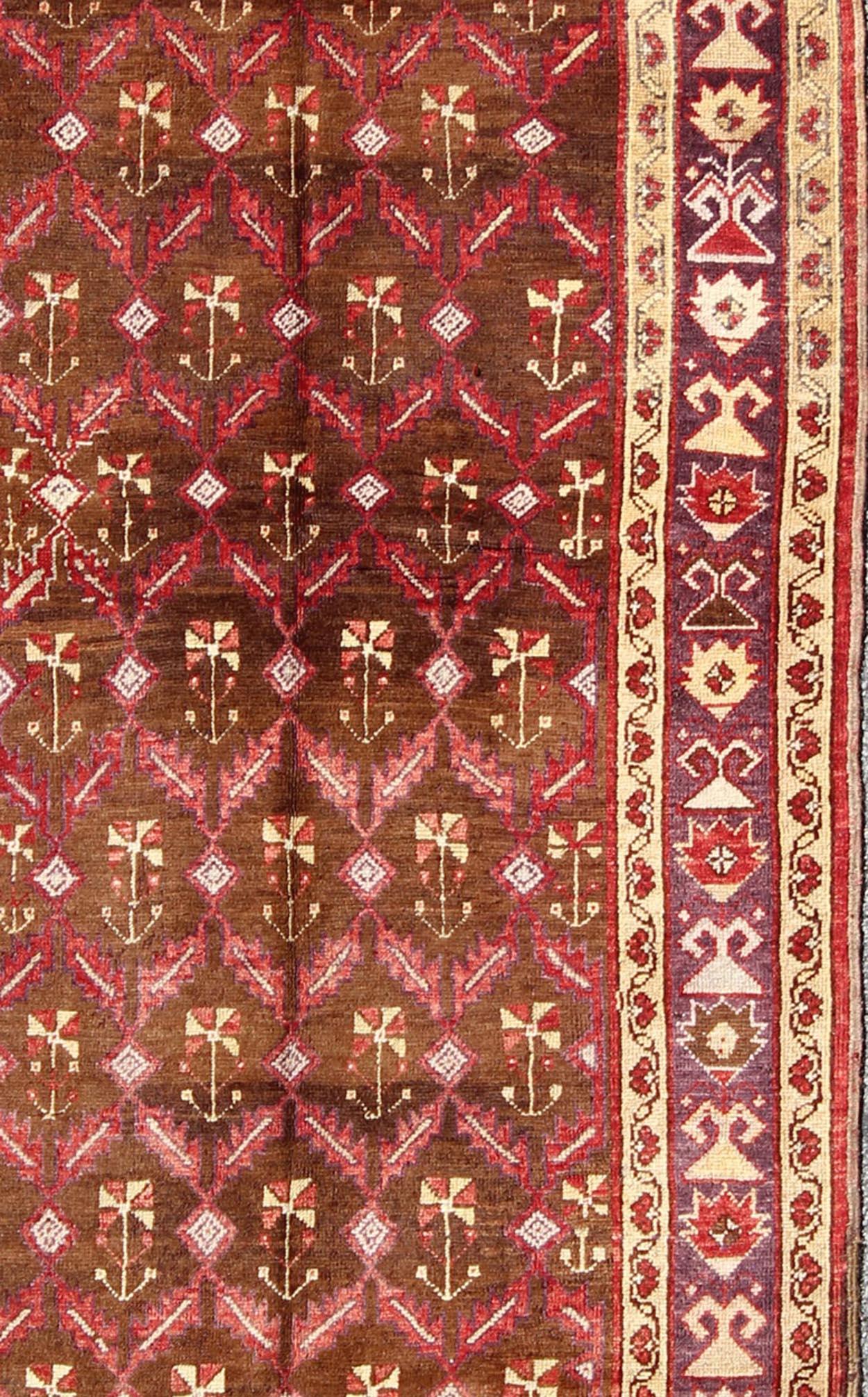 Mesures : 4'5 x 9'9
 Vintage Turc Oushak Gallery Runner avec Deep Chestnut et Soft Red 4'5 x 9'9. Keivan Woven Arts / Tapis /TU-EMD-3368, pays d'origine / type : Turquie / Oushak, circa 1940.

Ce chemin de table Oushak d'époque turque présente un