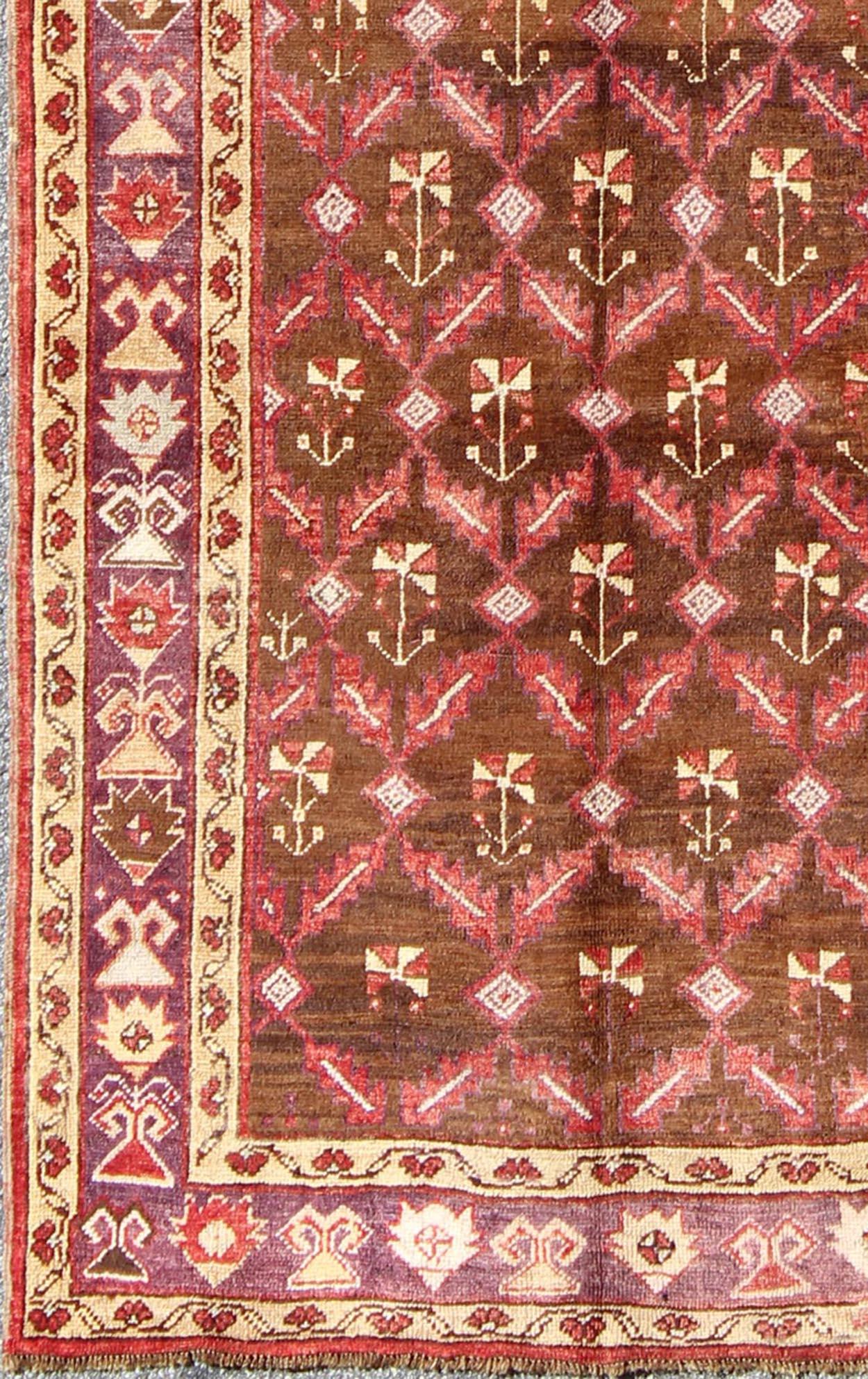 Noué à la main Vintage Turkish Oushak Gallery Runner with Deep Chestnut and Soft Red 4'5 x 9'9 en vente