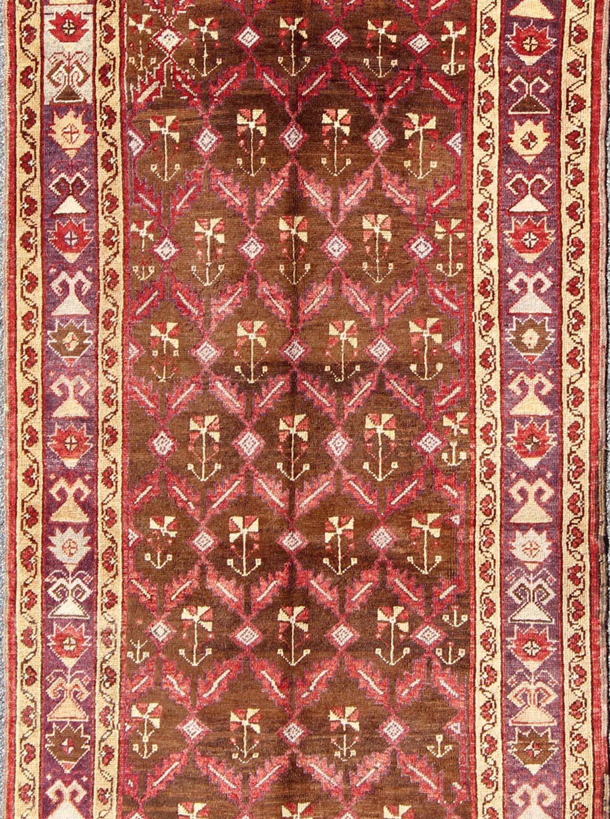 Vintage Turkish Oushak Gallery Runner with Deep Chestnut and Soft Red 4'5 x 9'9 Bon état - En vente à Atlanta, GA