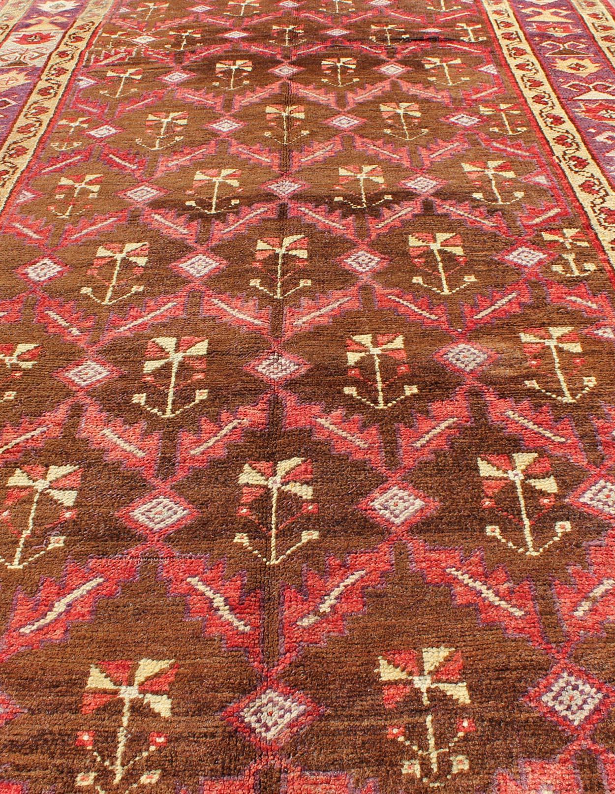 20ième siècle Vintage Turkish Oushak Gallery Runner with Deep Chestnut and Soft Red 4'5 x 9'9 en vente