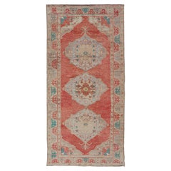 Tapis de couloir galerie turc vintage Oushak avec fleurs orange et vert
