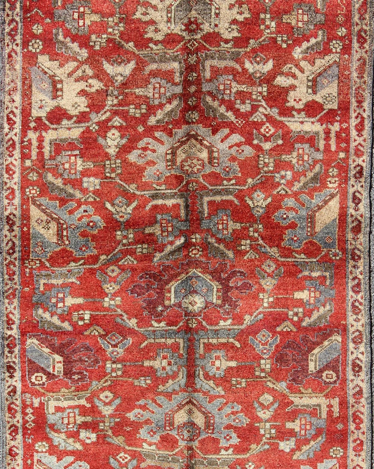 Medidas: 4'6 x 10'10
Camino de Mesa Turco Vintage Oushak con Campo Rojo y Detalles Azules4'6 x 10'10. Keivan Woven Arts / Alfombra /EN-140062, país de origen / tipo: Turquía / Oushak, hacia 1940.

Esta alfombra de galería turca Oushak de época