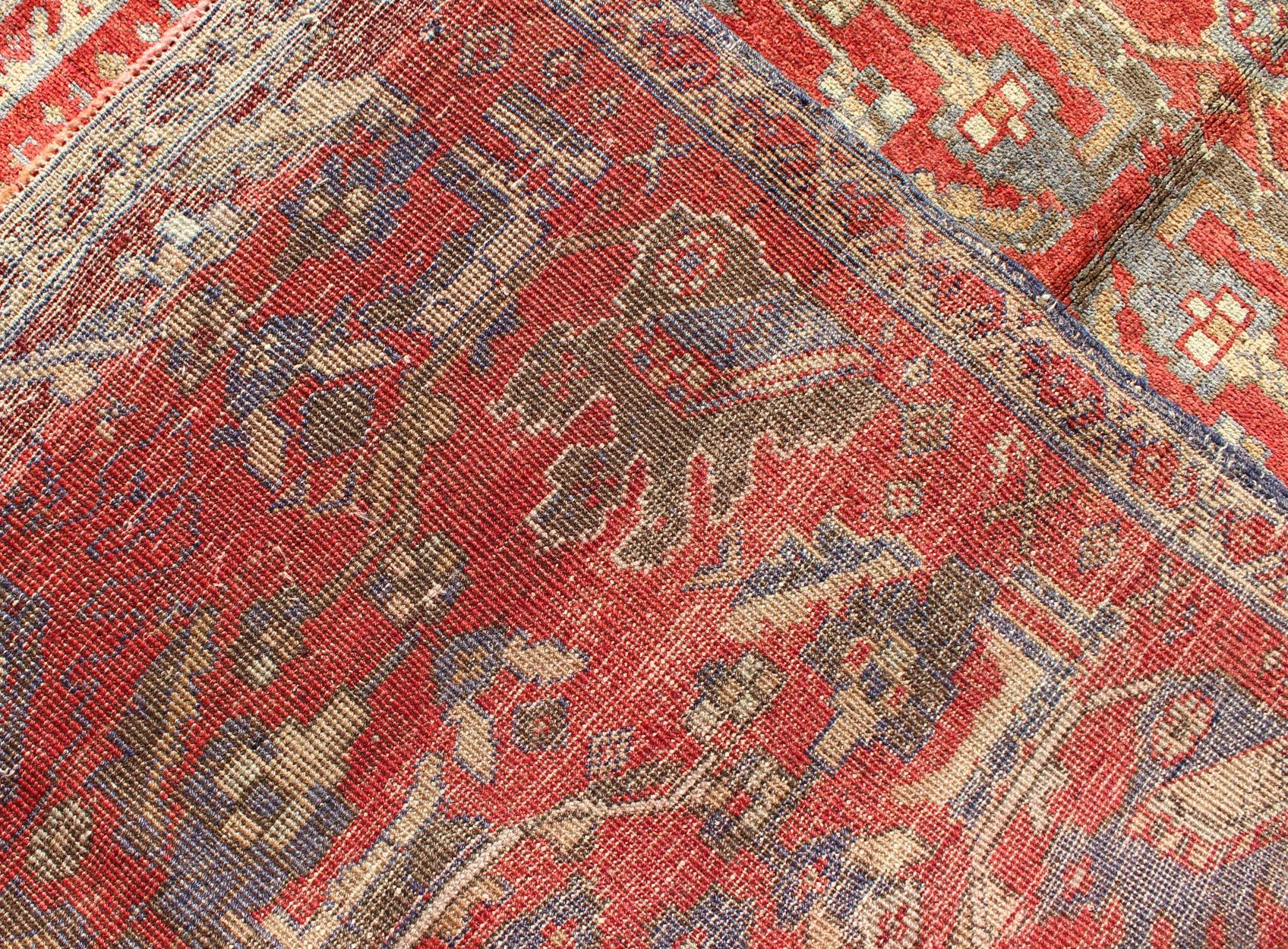 Traves de Mesa Turco Vintage Oushak con Campo Rojo y Detalles Azules4'6 x 10'10 Anudado a mano en venta