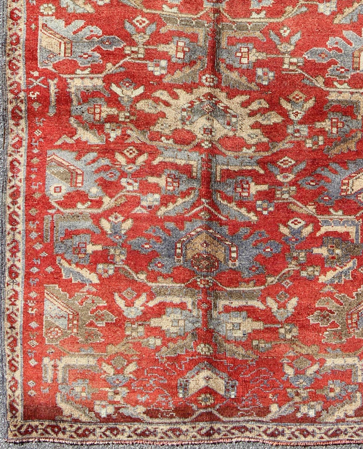 Traves de Mesa Turco Vintage Oushak con Campo Rojo y Detalles Azules4'6 x 10'10 en Bueno estado para la venta en Atlanta, GA
