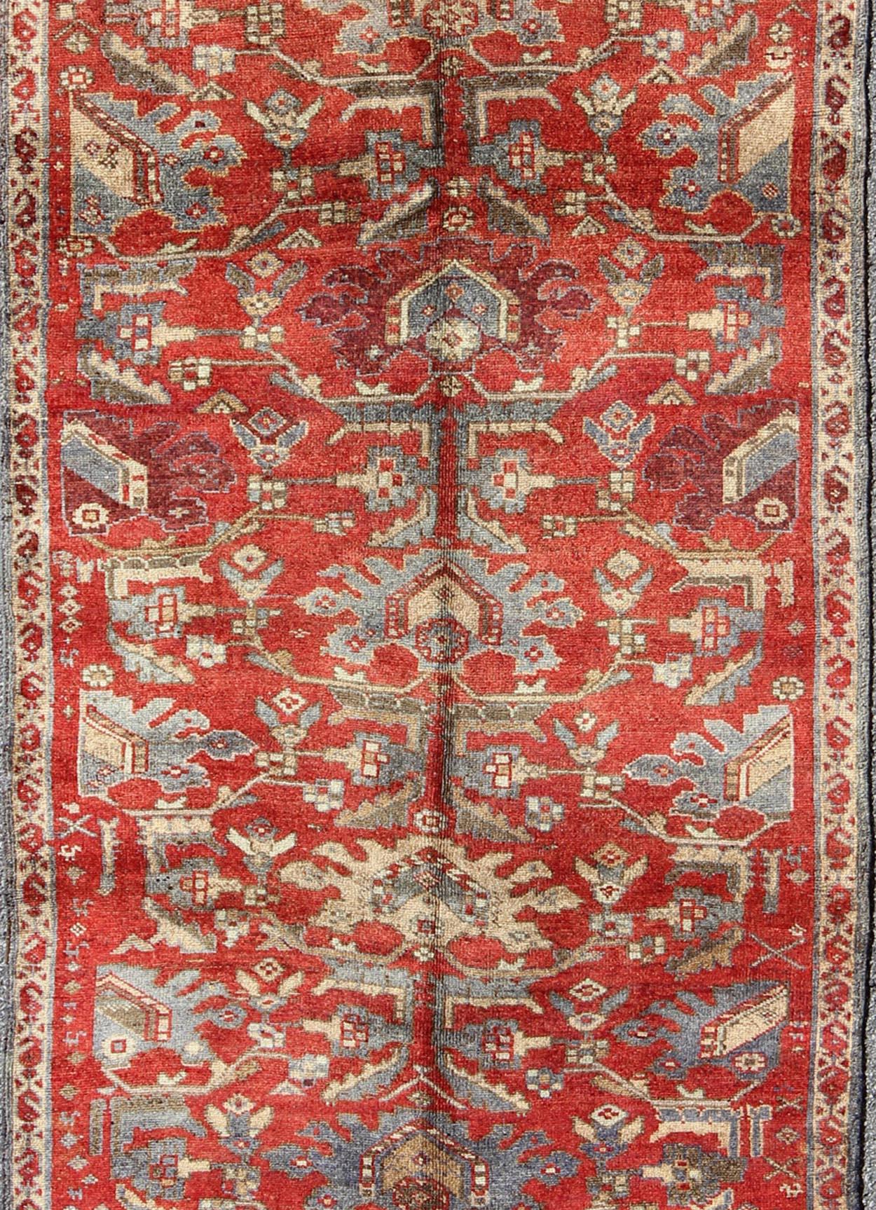 Traves de Mesa Turco Vintage Oushak con Campo Rojo y Detalles Azules4'6 x 10'10 siglo XX en venta