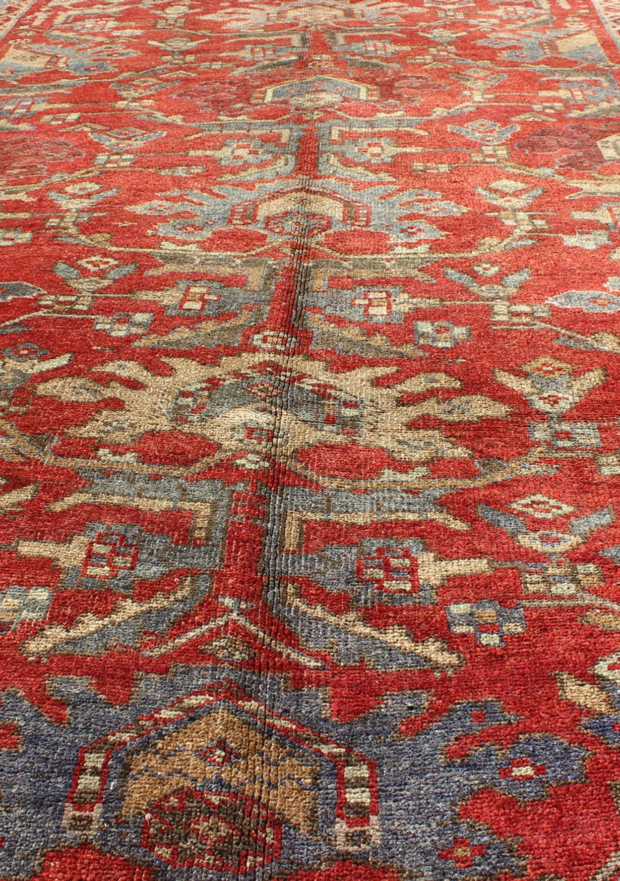 Traves de Mesa Turco Vintage Oushak con Campo Rojo y Detalles Azules4'6 x 10'10 Lana en venta