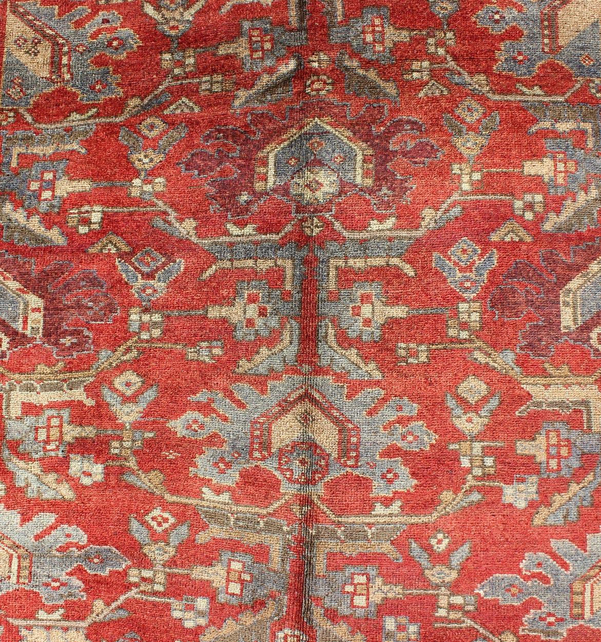 Traves de Mesa Turco Vintage Oushak con Campo Rojo y Detalles Azules4'6 x 10'10 en venta 1