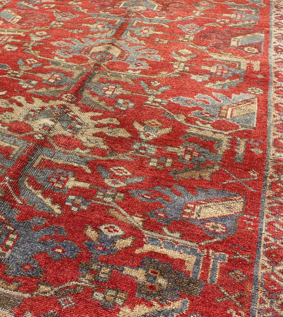 Traves de Mesa Turco Vintage Oushak con Campo Rojo y Detalles Azules4'6 x 10'10 en venta 2