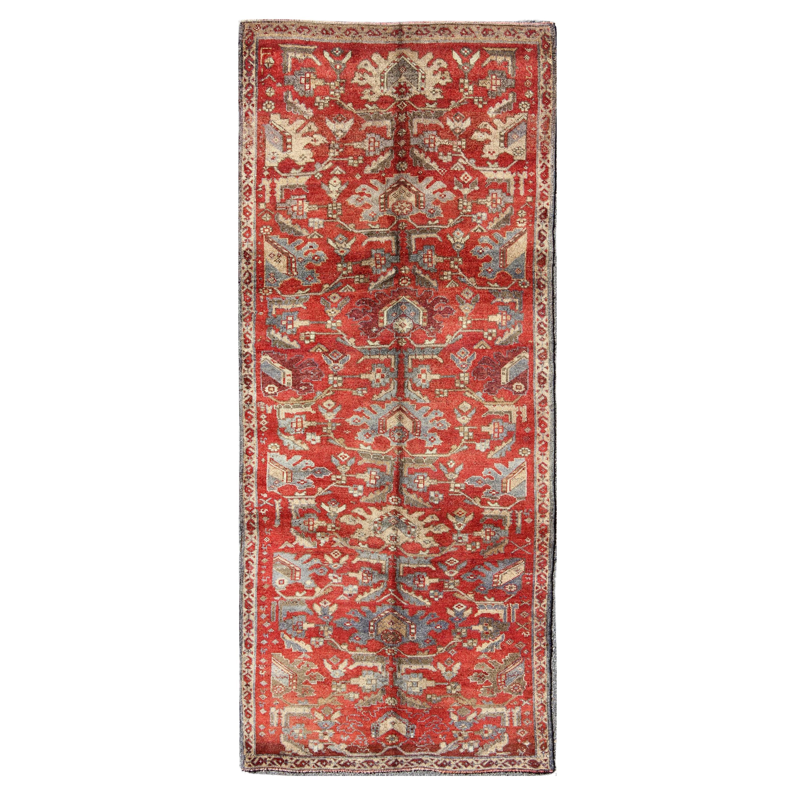 Traves de Mesa Turco Vintage Oushak con Campo Rojo y Detalles Azules4'6 x 10'10 en venta