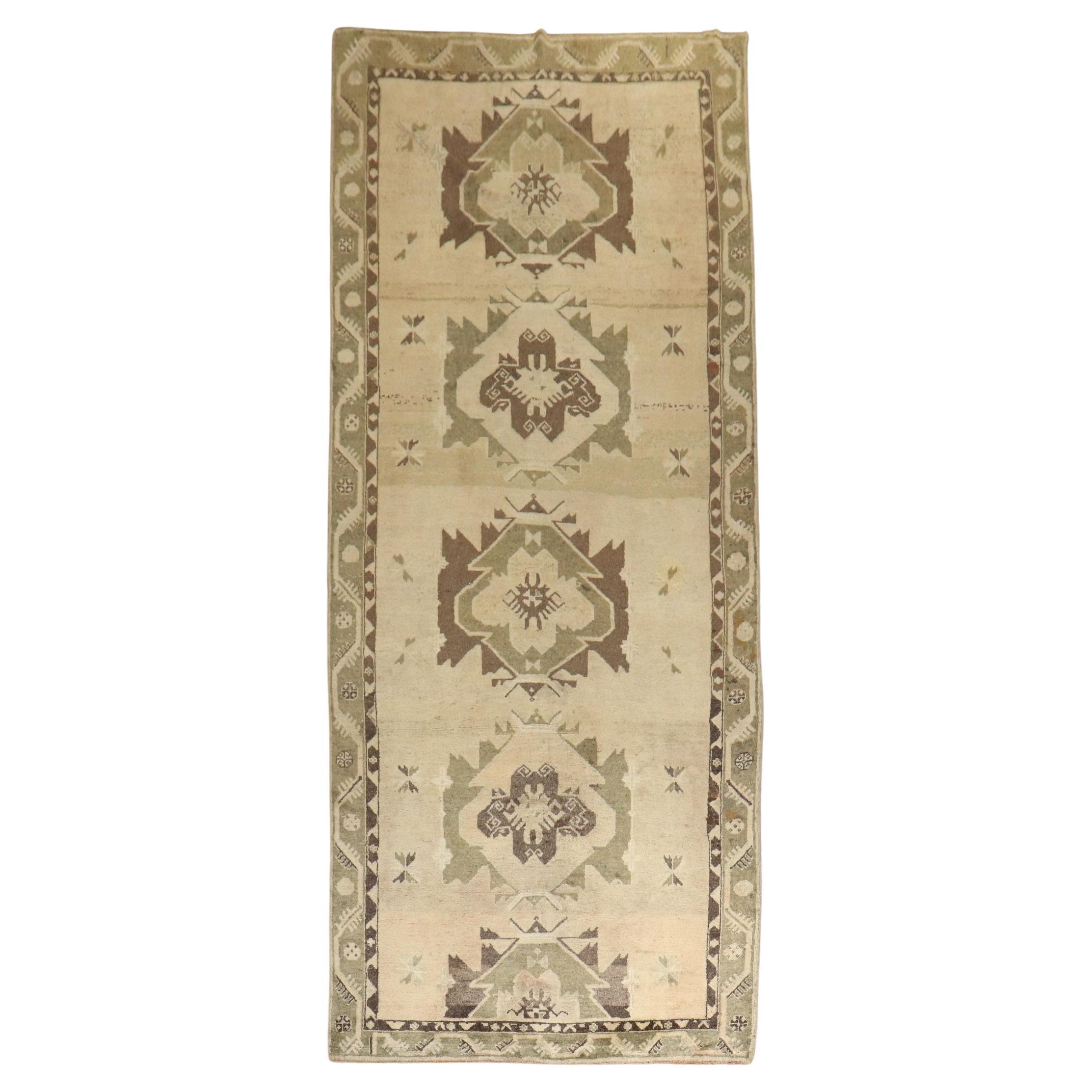 Tapis turc vintage de taille galerie Oushak