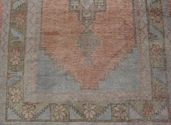 Türkische Oushak-Galerie im Oushak-Stil mit Stammesmedaillons in zarten Pfirsich und Grün