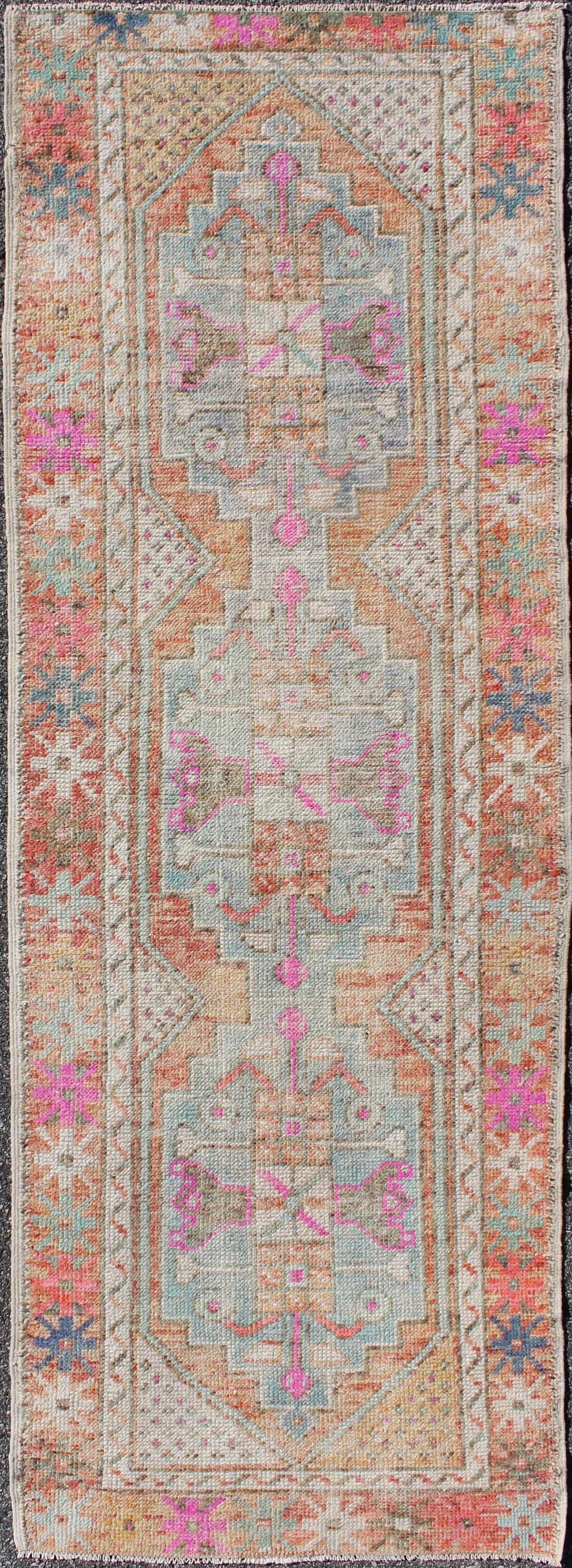 Geometrischer Läufer aus türkischem Oushak in Hellorange und Regenbogenfarben im Angebot 1