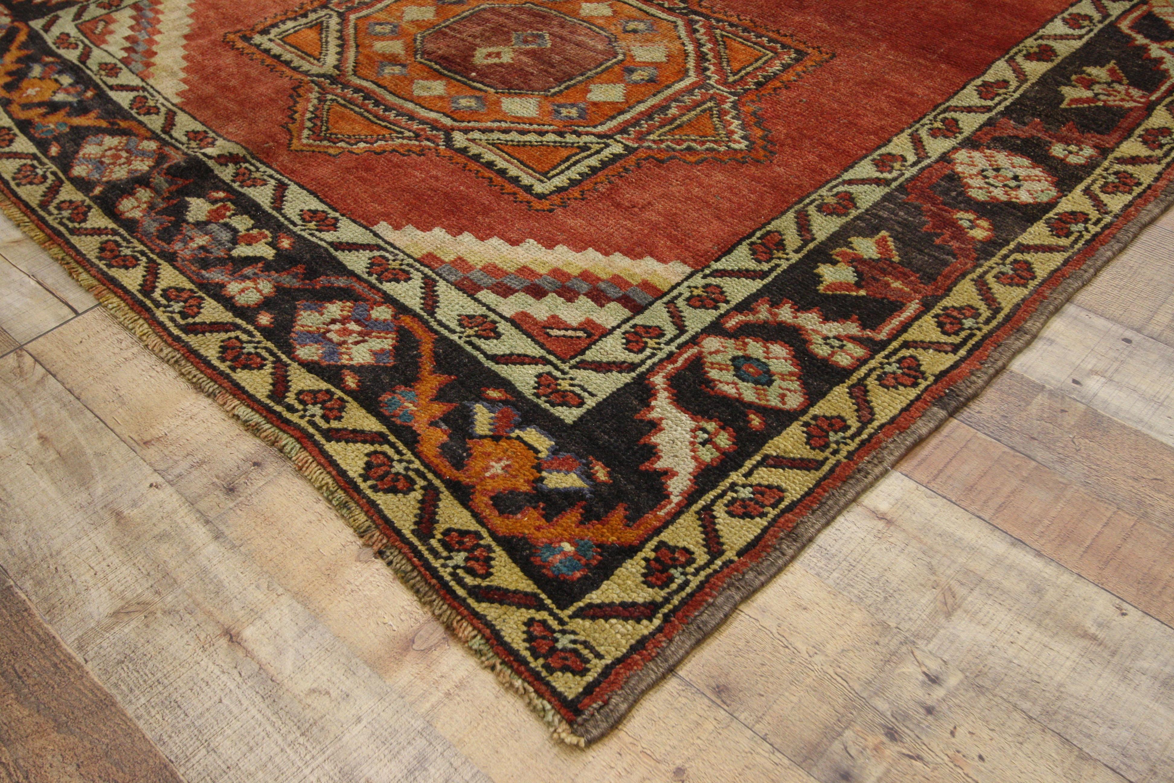 52399 Alfombra de pasillo Oushak turca vintage de estilo tribal artesano. Esta alfombra turca Oushak vintage de lana anudada a mano presenta tres medallones octogonales de bordes dentados que se extienden por el centro de un campo rojo desgastado.