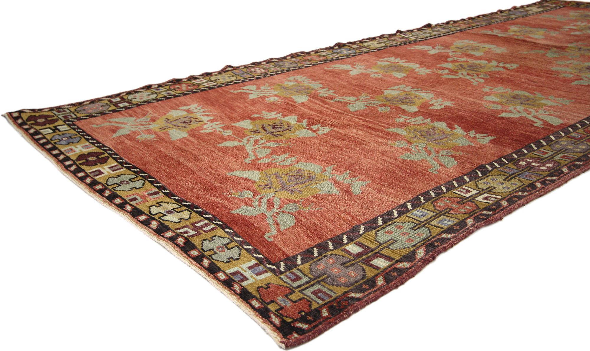51362 Alfombra Turca Vintage Oushak Corredor, 04'10 x 11'07. Esta alfombra de galería turca Oushak vintage de lana anudada a mano es un testimonio de la belleza perdurable de la artesanía de Anatolia. El vibrante fondo rojo, que recuerda a una