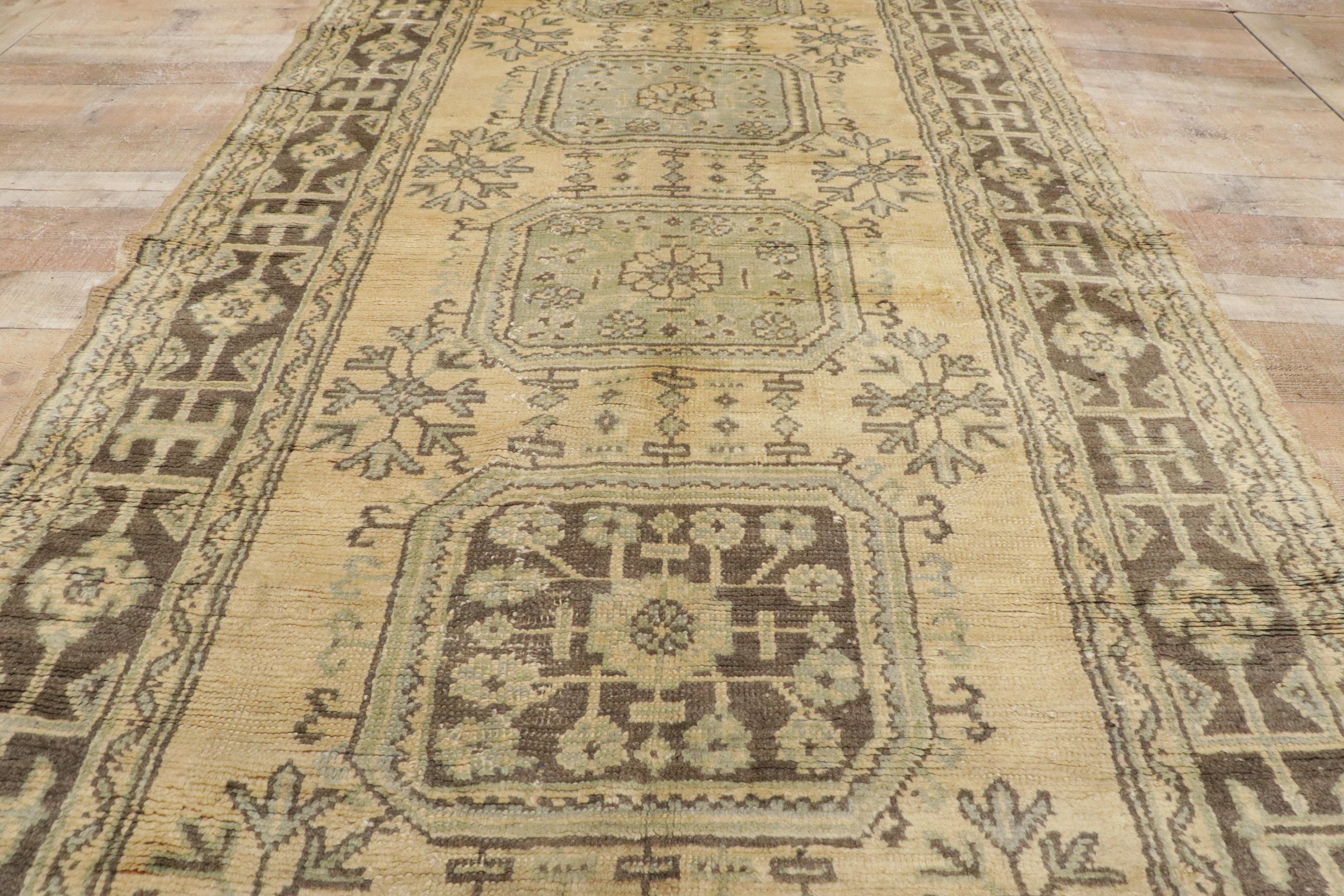 Türkischer Oushak Flur-Läufer im Gustavianischen oder französischen Landhausstil im Angebot 4