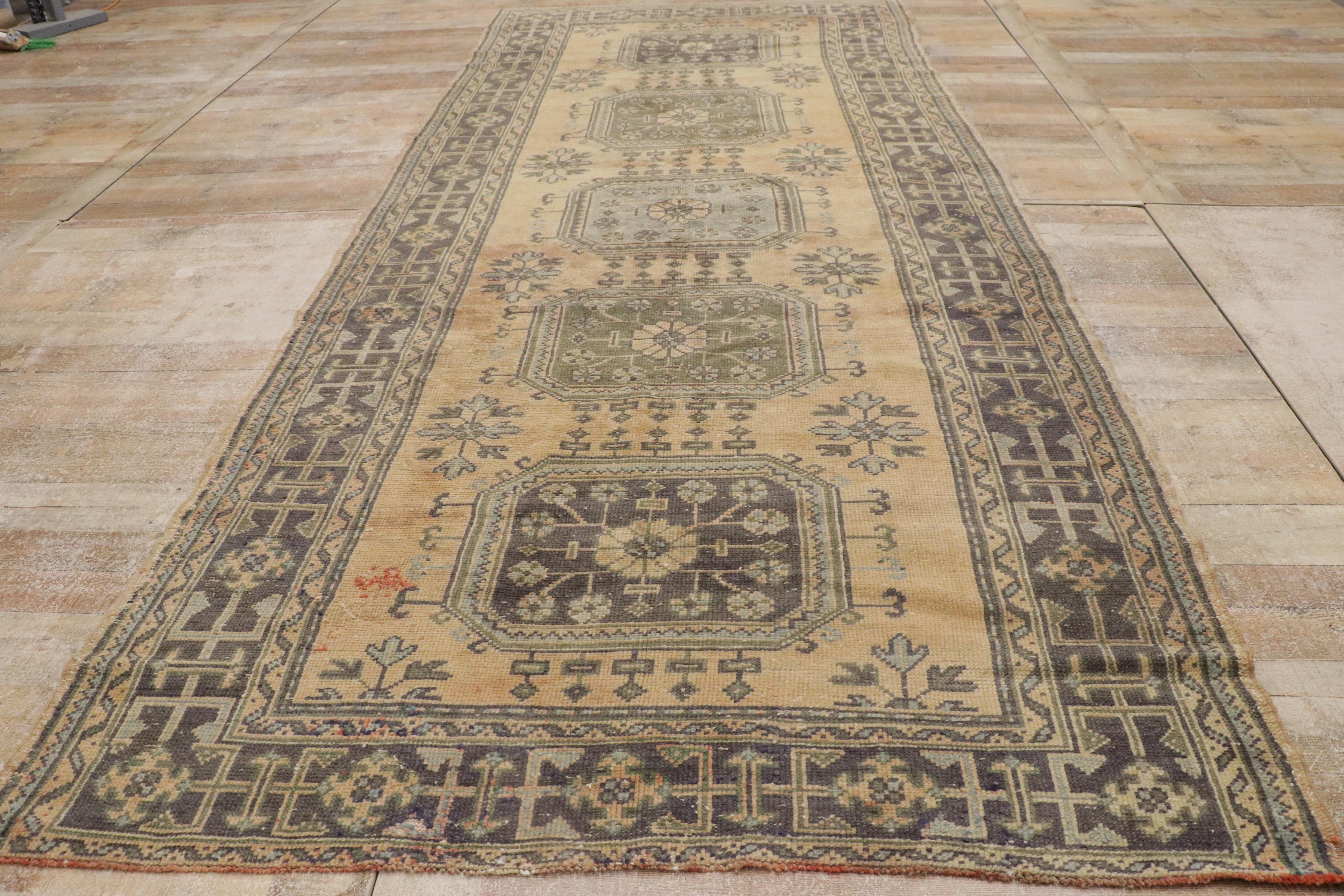 Türkischer Oushak Flur-Läufer im Gustavianischen oder französischen Landhausstil im Angebot 4