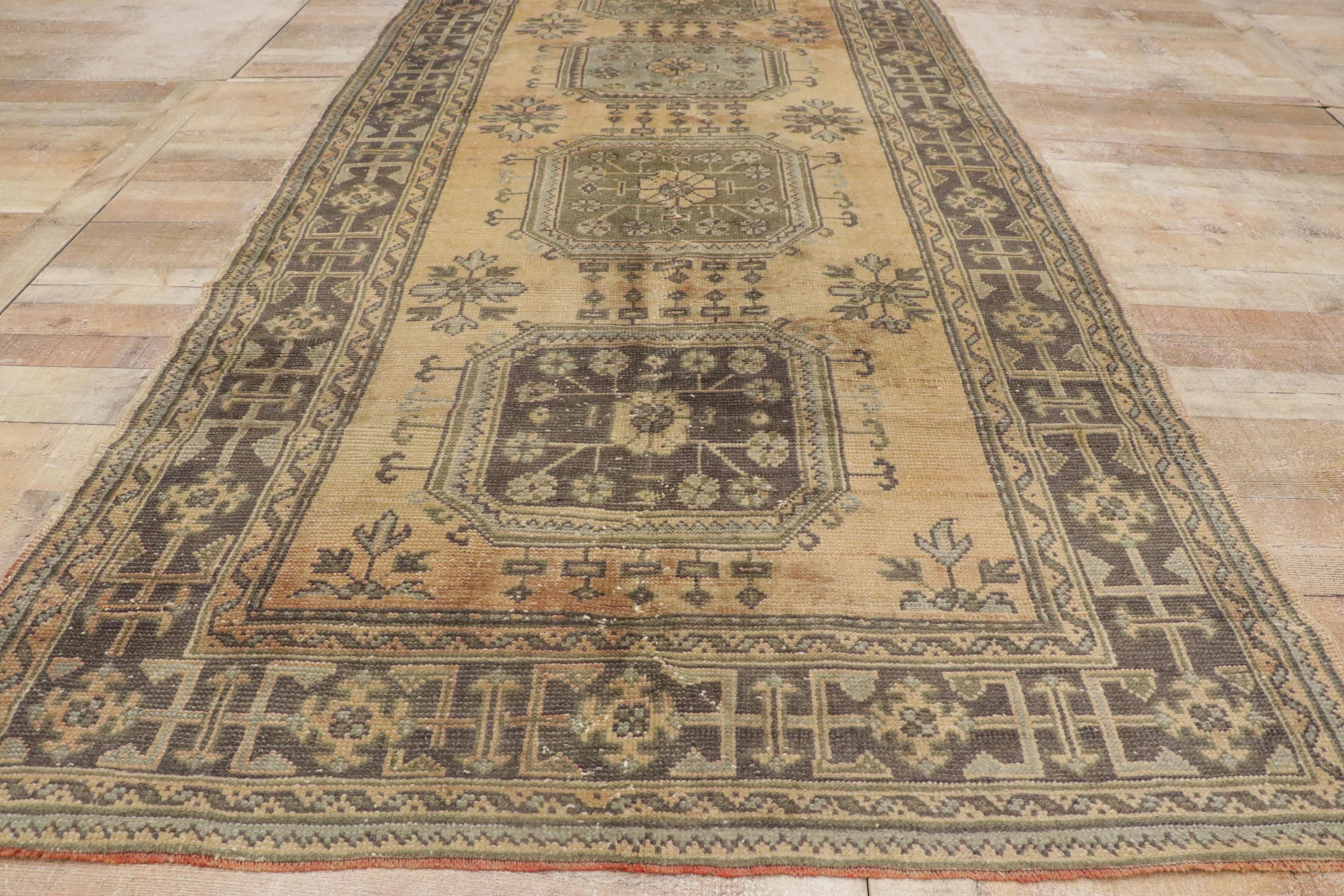 Türkischer Oushak Flur-Läufer im Gustavianischen oder französischen Landhausstil im Angebot 5