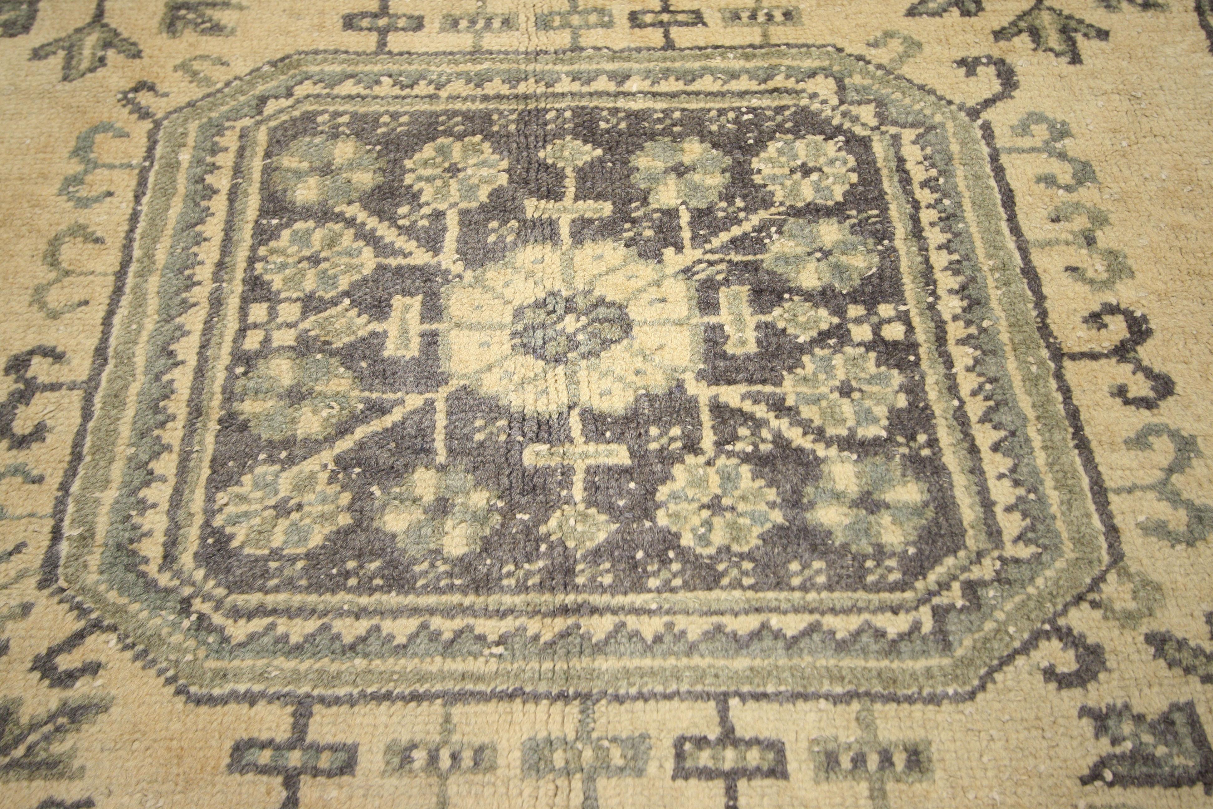 51117, chemin de couloir Oushak turc vintage de style gustavien ou campagnard français. Ce chemin de table Oushak vintage en laine nouée à la main présente cinq médaillons d'amulettes remplis de rondeaux et de gerbes florales flottant sur un champ