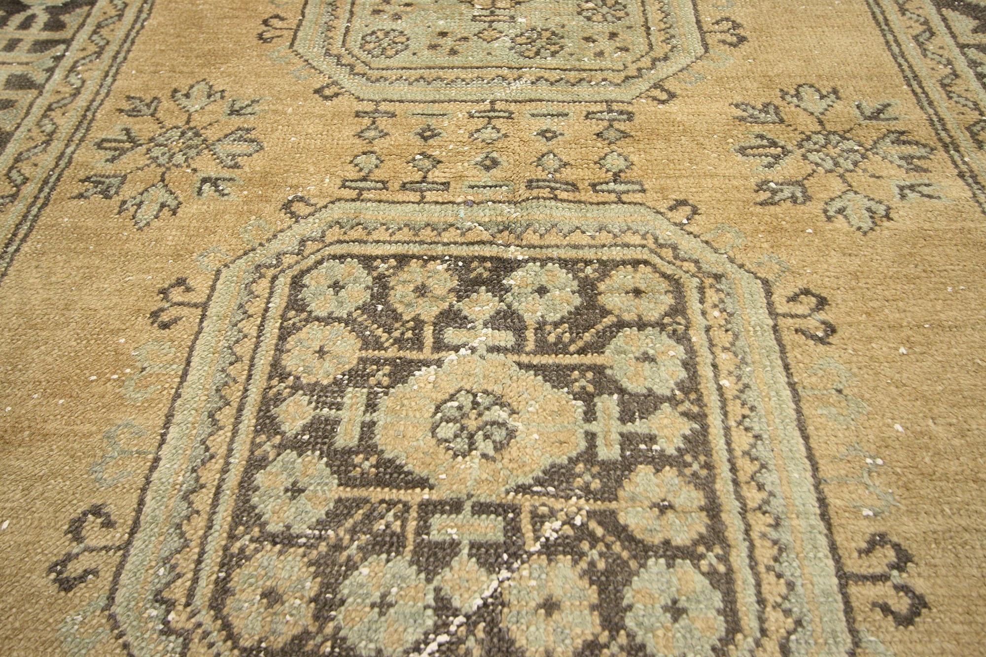 Alfombra de Pasillo Vintage Turca de Oushak con Estilo Gustaviano o Campestre Francés Turco en venta