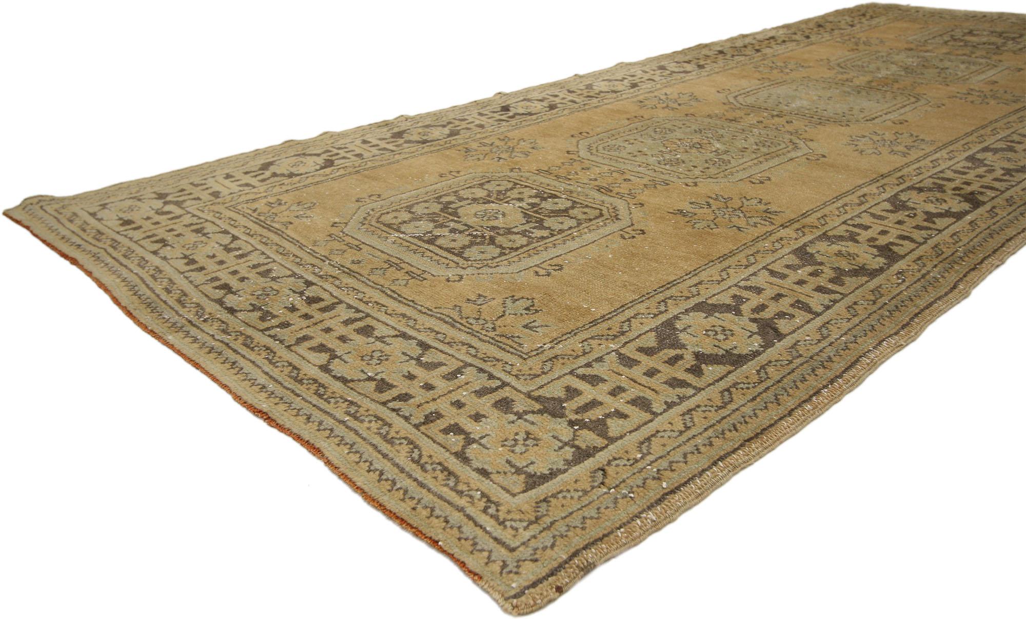Alfombra de Pasillo Vintage Turca de Oushak con Estilo Gustaviano o Campestre Francés Anudado a mano en venta