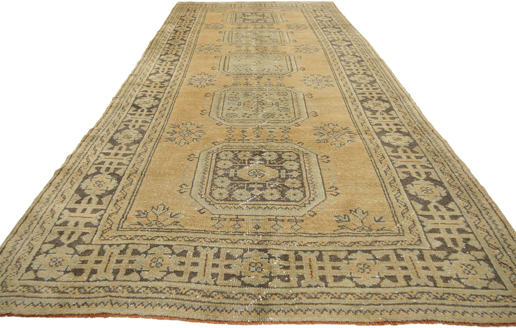 Alfombra de Pasillo Vintage Turca de Oushak con Estilo Gustaviano o Campestre Francés en Bueno estado para la venta en Dallas, TX