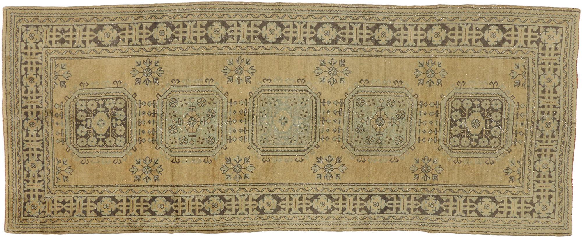 Alfombra de Pasillo Vintage Turca de Oushak con Estilo Gustaviano o Campestre Francés siglo XX en venta