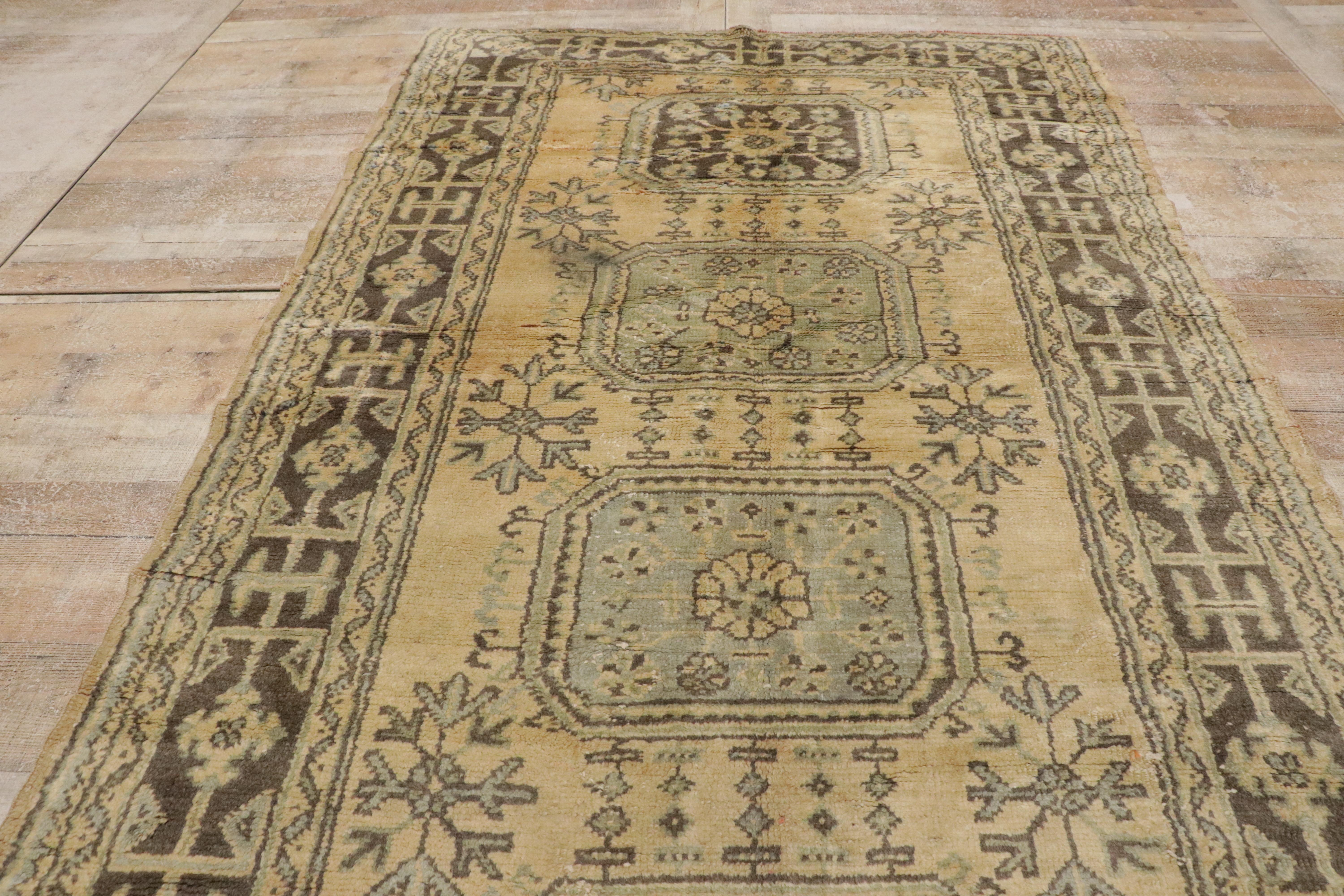 Türkischer Oushak Flur-Läufer im Gustavianischen oder französischen Landhausstil (Wolle) im Angebot