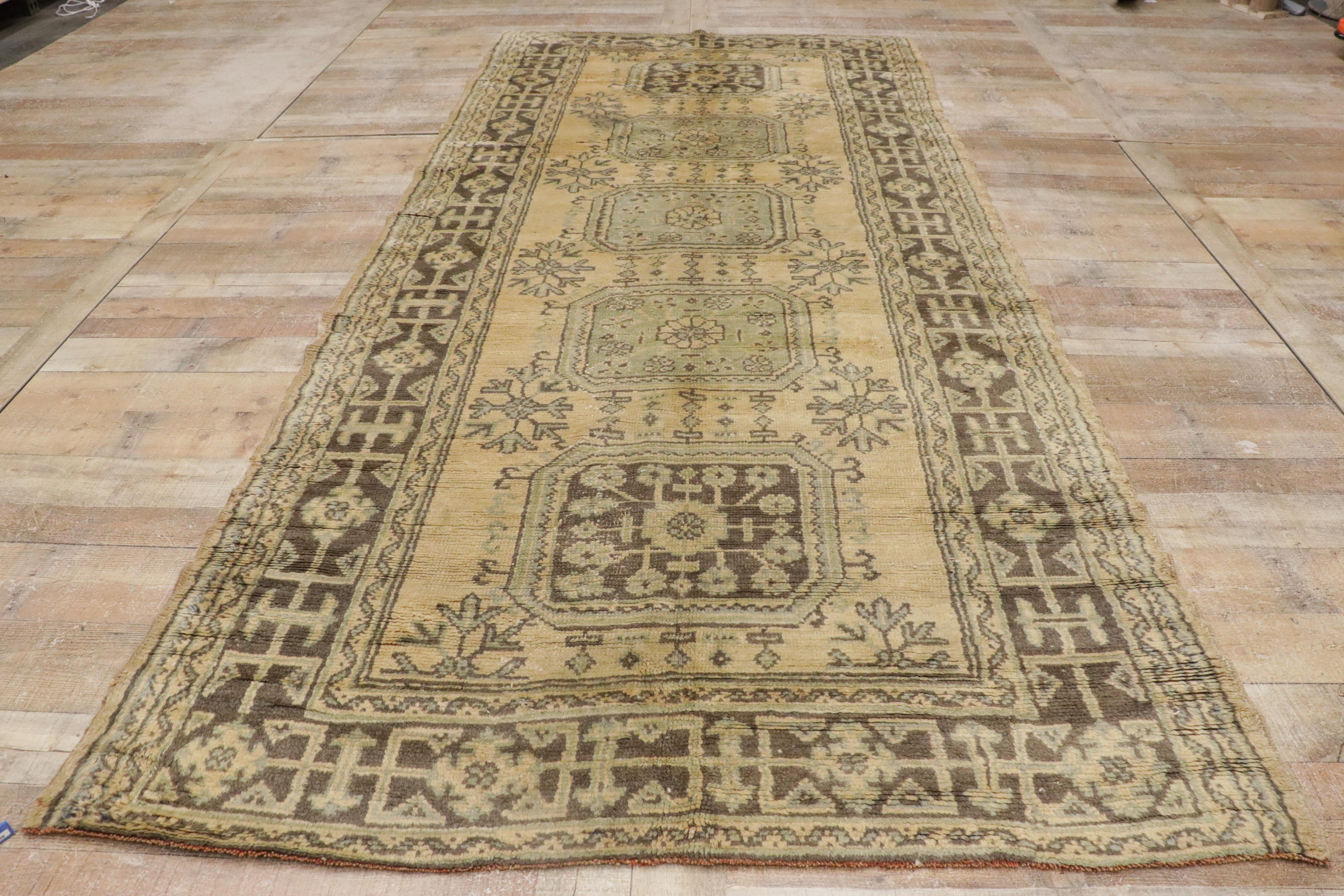 Türkischer Oushak Flur-Läufer im Gustavianischen oder französischen Landhausstil im Angebot 2