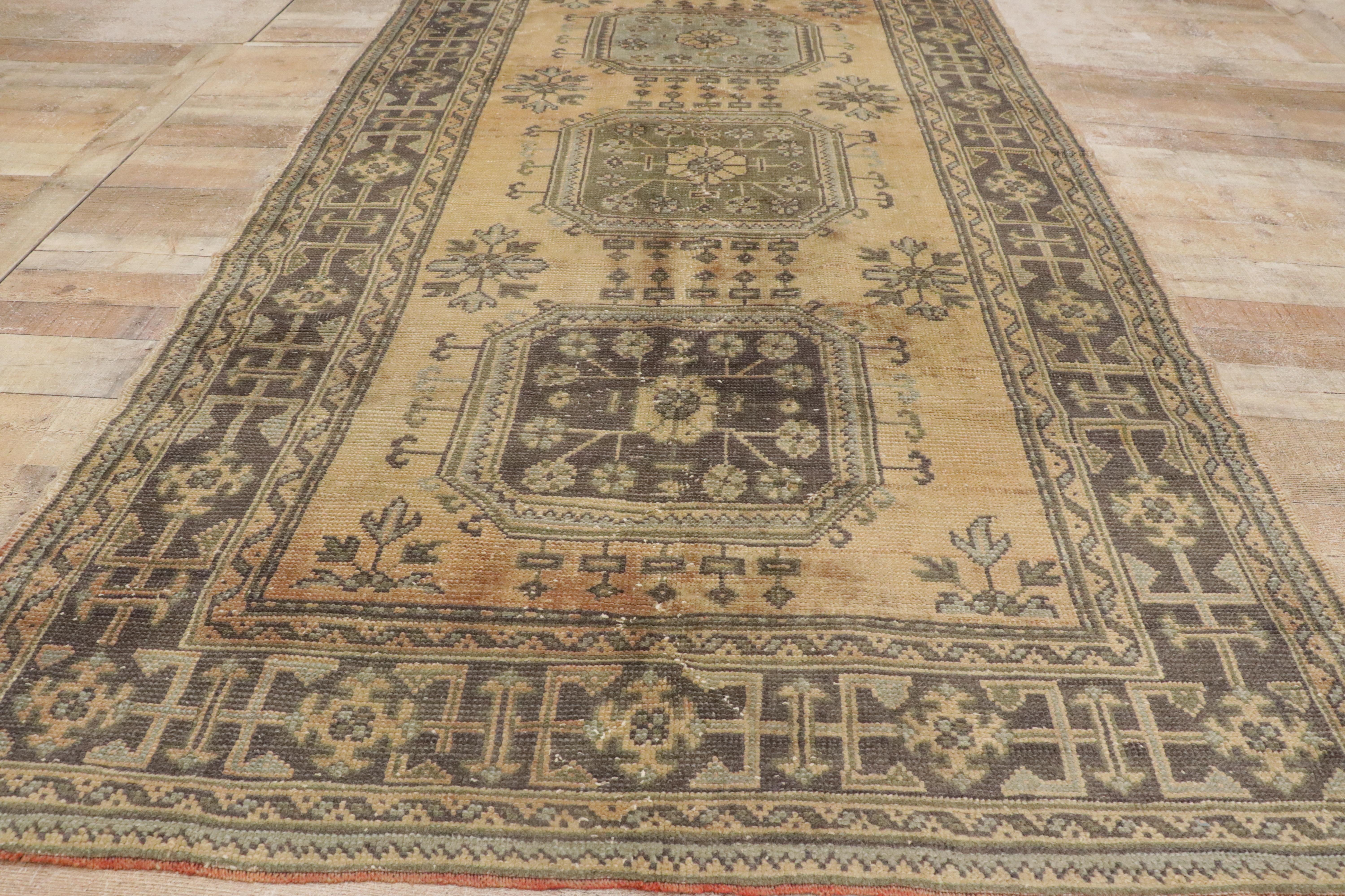 Türkischer Oushak Flur-Läufer im Gustavianischen oder französischen Landhausstil im Angebot 2