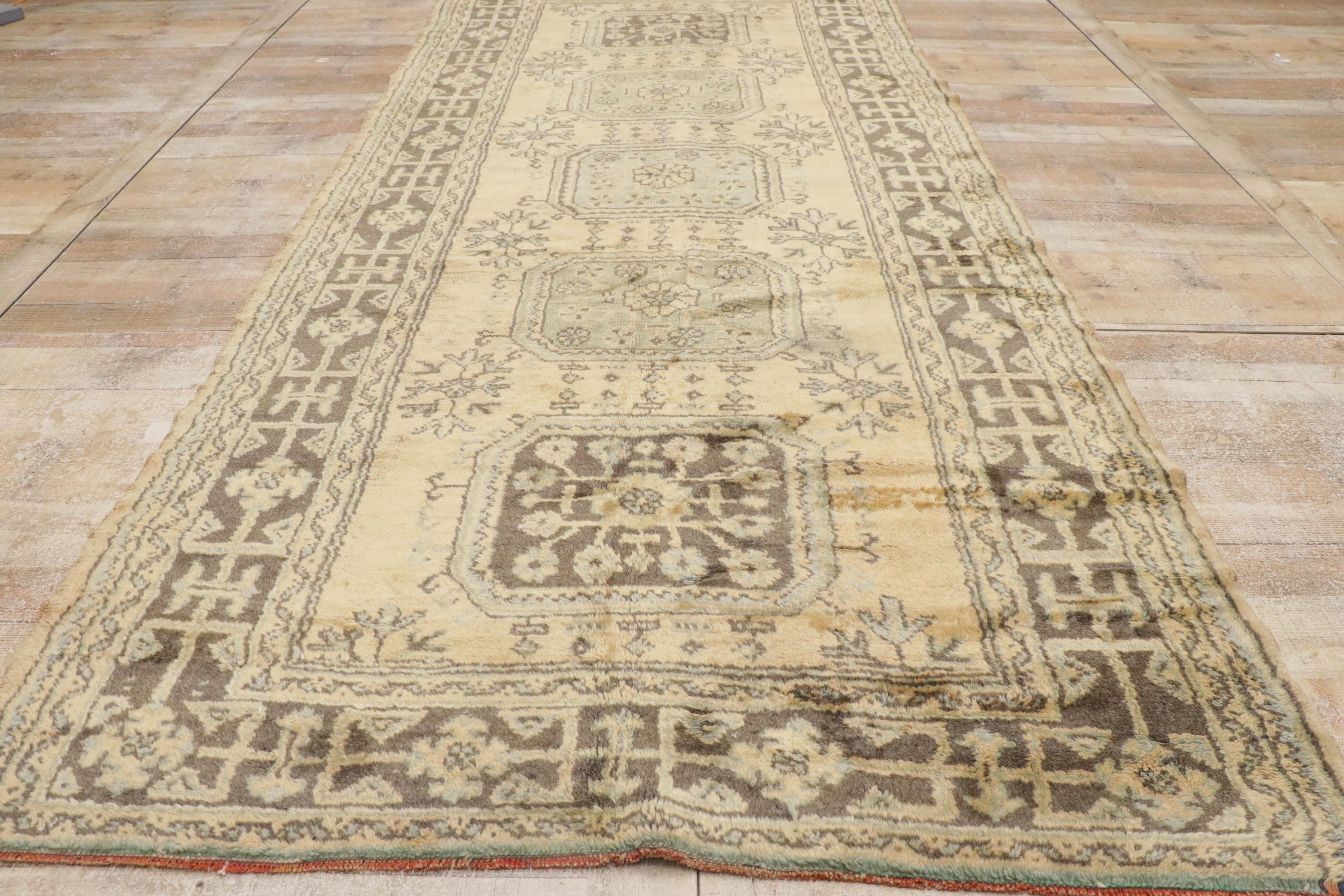Türkischer Oushak Flur-Läufer im Gustavianischen oder französischen Landhausstil im Angebot 3